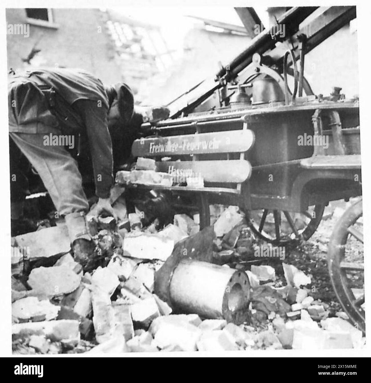 L'esercito britannico ispeziona la pompa antincendio dell'ex servizio volontario di vigili del fuoco a Hassum, vicino a Goch, nel nord della Germania. Foto Stock