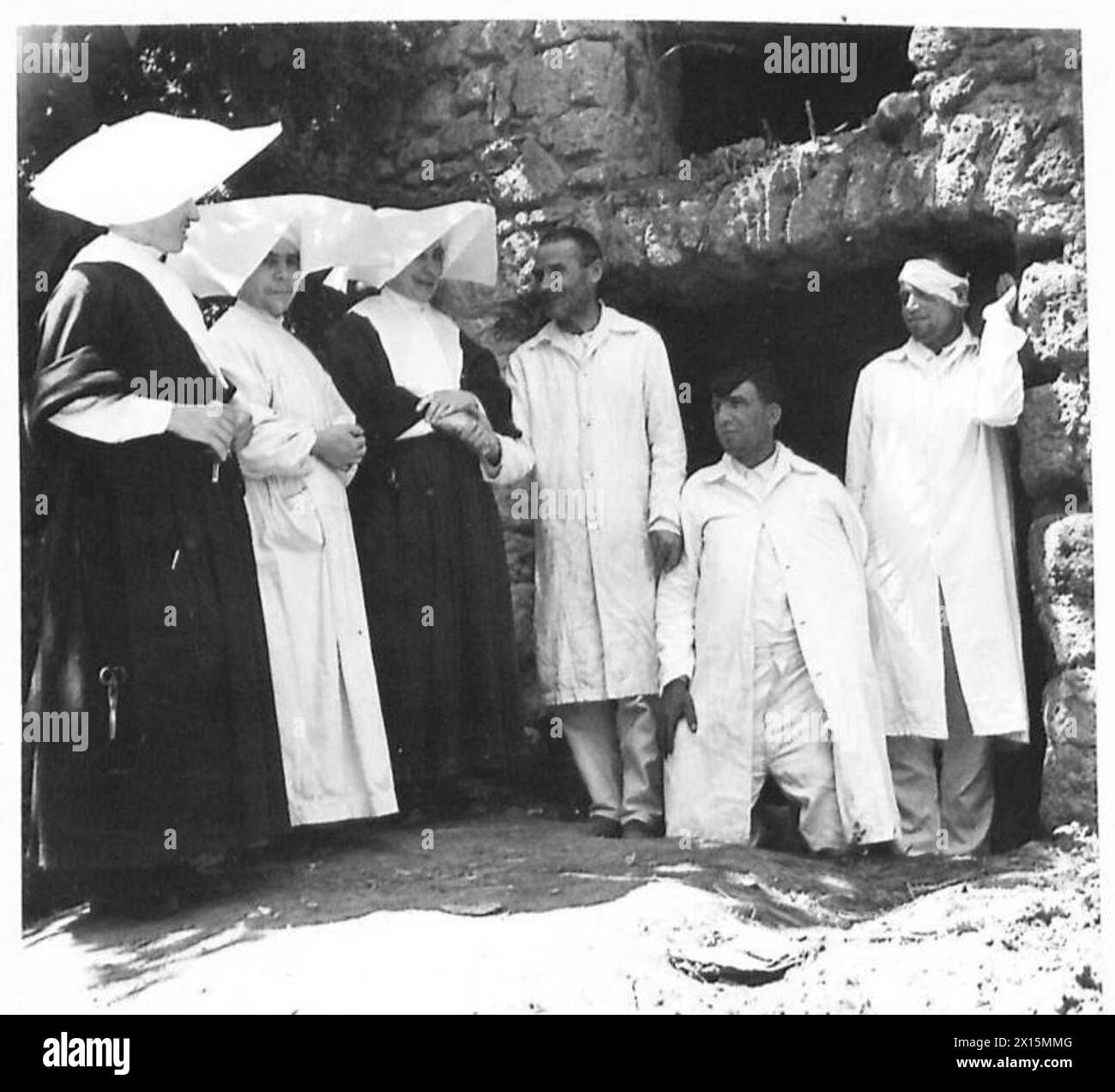 Tre compagni russi che esprimevano gratitudine alle suore ospedaliere durante le operazioni dell'esercito britannico in Nord Africa, Sicilia, Italia, Balcani e Austria Foto Stock