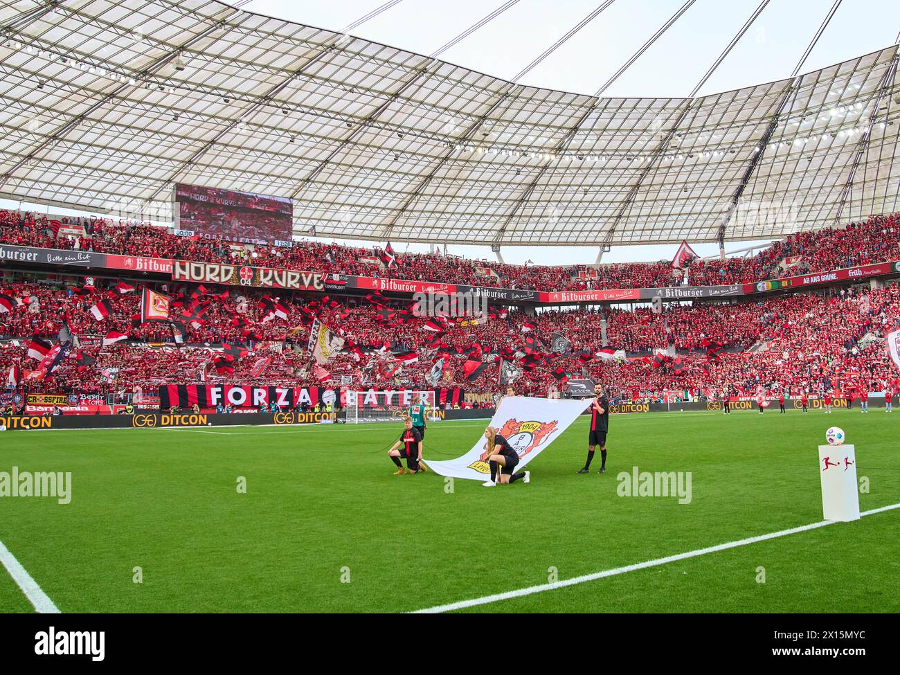 Leverkusen, Germania. 13 aprile 2024. Tifosi prima del match BAYER 04 LEVERKUSEN - SV WERDER BREMA 5-0 il 14 aprile 2024 a Leverkusen, in Germania. Stagione 2023/2024, 1.Bundesliga, giorno 29, 29.Spieltag credito: Peter Schatz/Alamy Live News Foto Stock