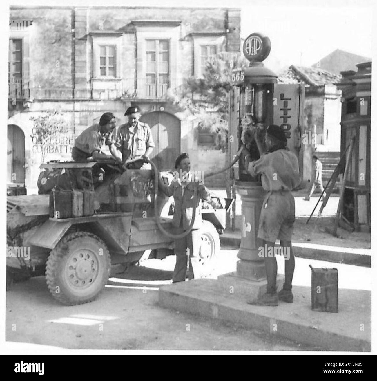 I soldati di un battaglione del Royal Tank Regiment riempiono una stazione di servizio nemica catturata usando un Dingo durante l'invasione della Sicilia con l'esercito britannico. Foto Stock