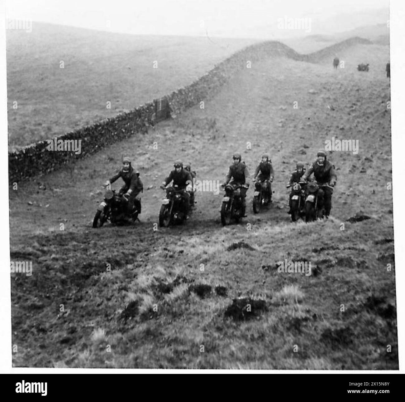 Le motociclette sono mostrate arrampicarsi su una collina come parte dell'addestramento di ricognizione presso un British Army Recce Training Centre. Foto Stock