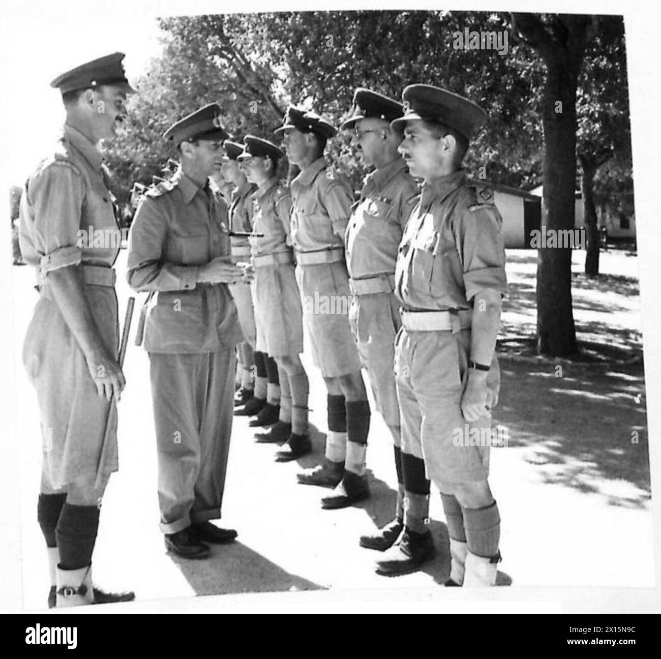 Sua Maestà il re incontrò gli ufficiali delle Coldstream Guards durante una visita in Nord Africa con l'esercito britannico. Foto Stock
