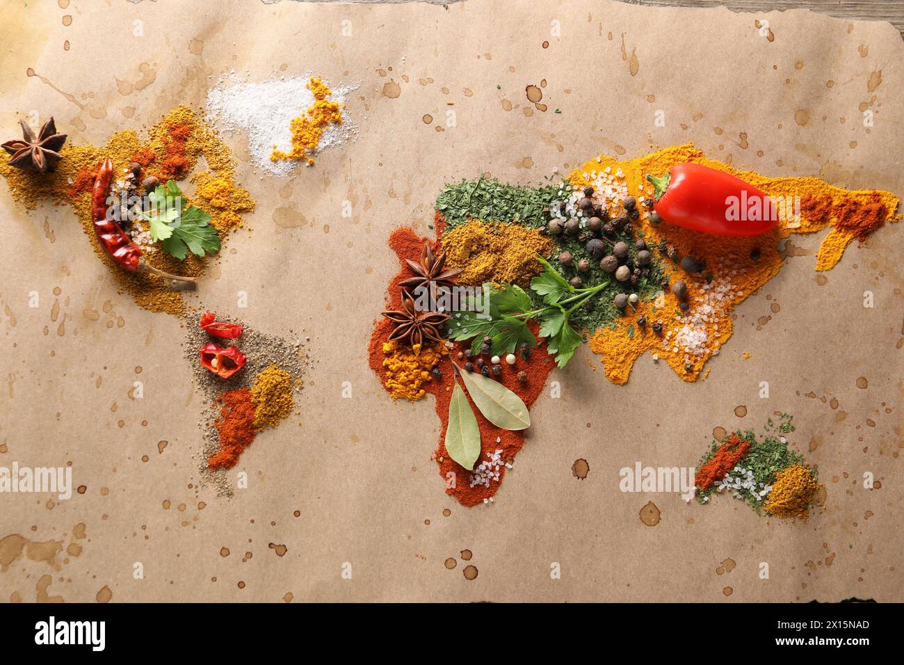 Mappa mondiale di spezie e prodotti diversi sul tavolo, vista dall'alto Foto Stock