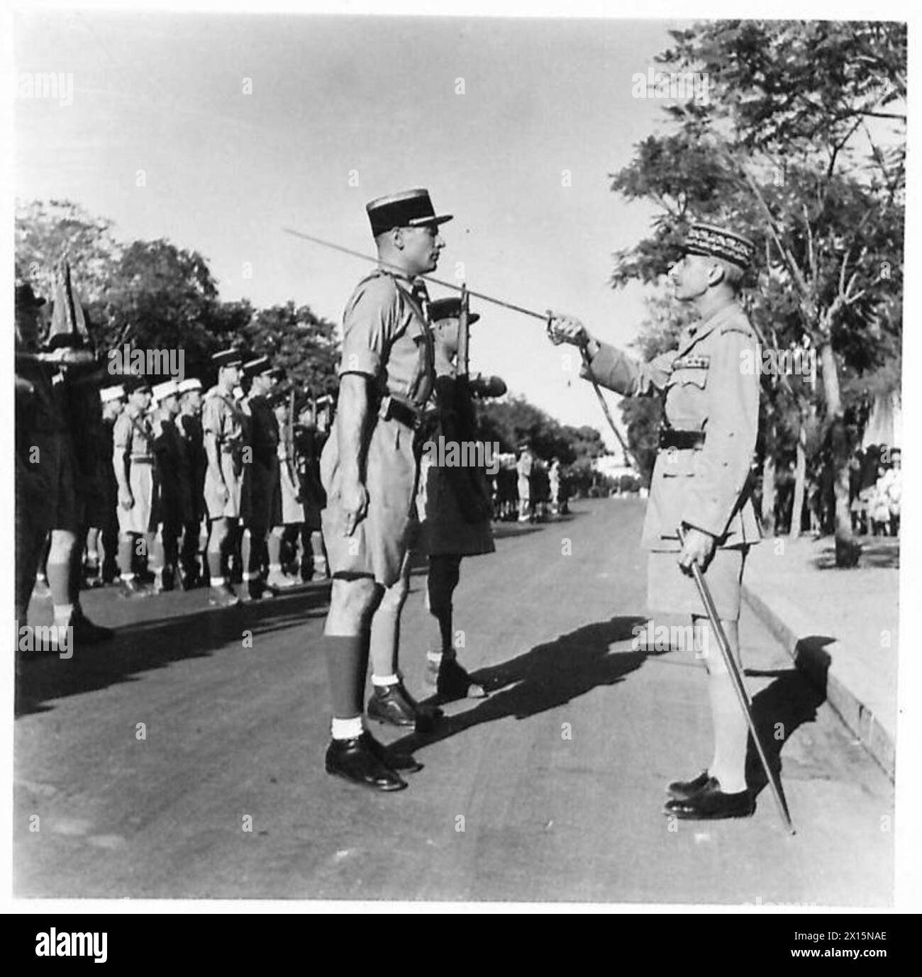 Il generale Catroux decora un ufficiale della Legione in Siria, documentando una cerimonia militare formale. Foto Stock