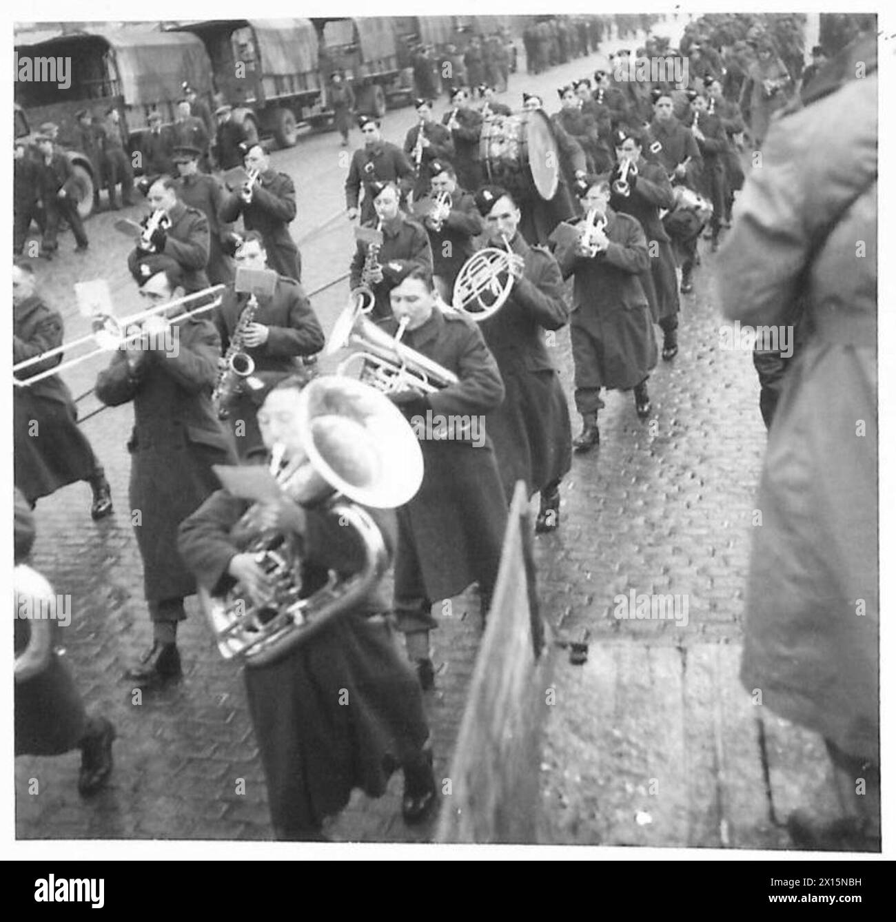 Le truppe degli Stati Uniti marciano verso la ferrovia dell'Ulster, guidata dalla banda dei Royal Ulster Rifles. Foto Stock