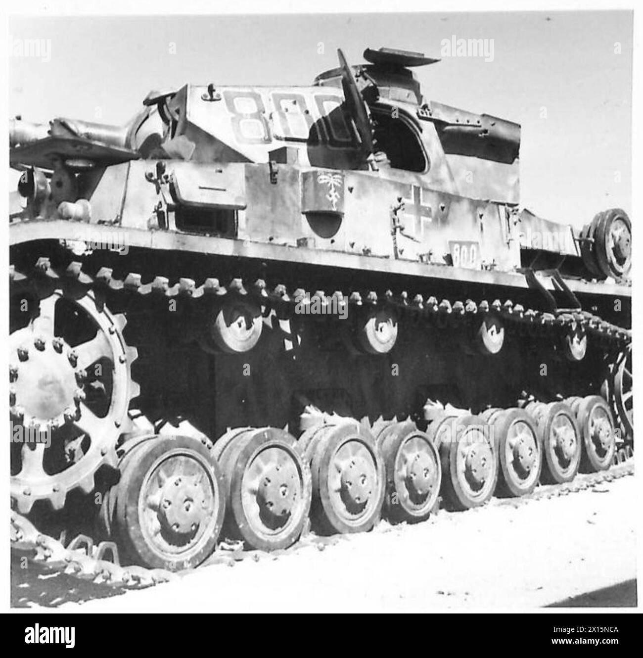 Un carro armato tedesco Mark IV viene catturato nel deserto occidentale dalle forze dell'esercito britannico durante le operazioni della seconda guerra mondiale. Foto Stock