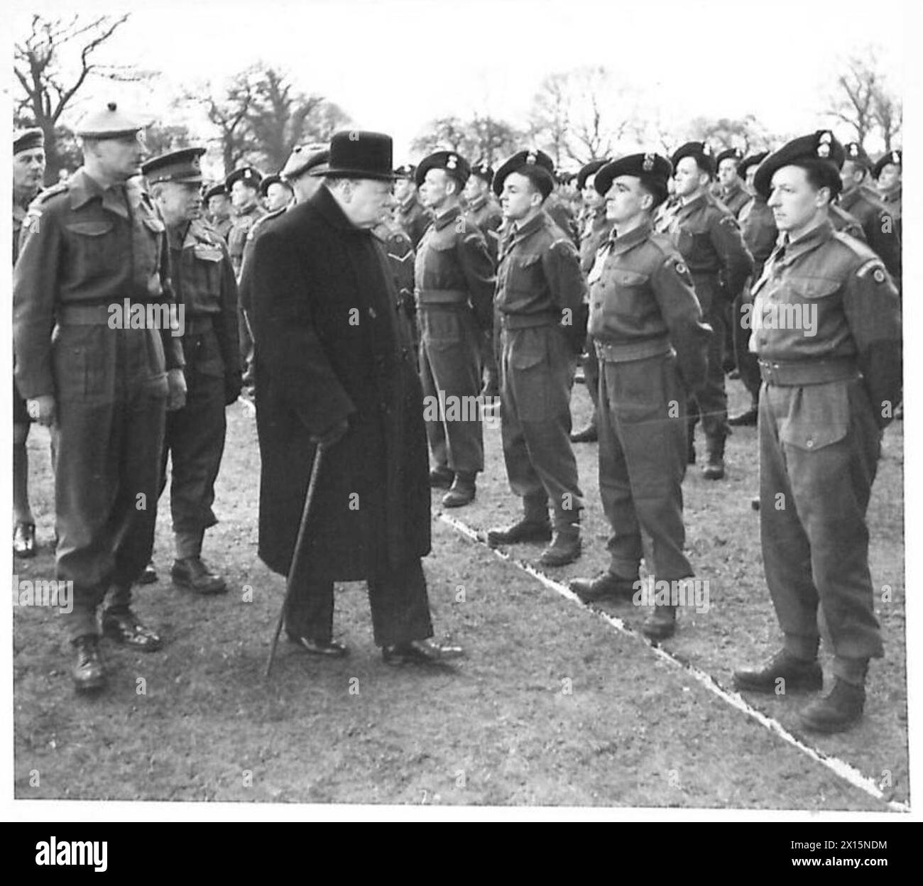 Il primo ministro ispeziona un battaglione dei Royal Scots Fusiliers nello Yorkshire, documentando le attività ufficiali di revisione militare e ispezione. Foto Stock