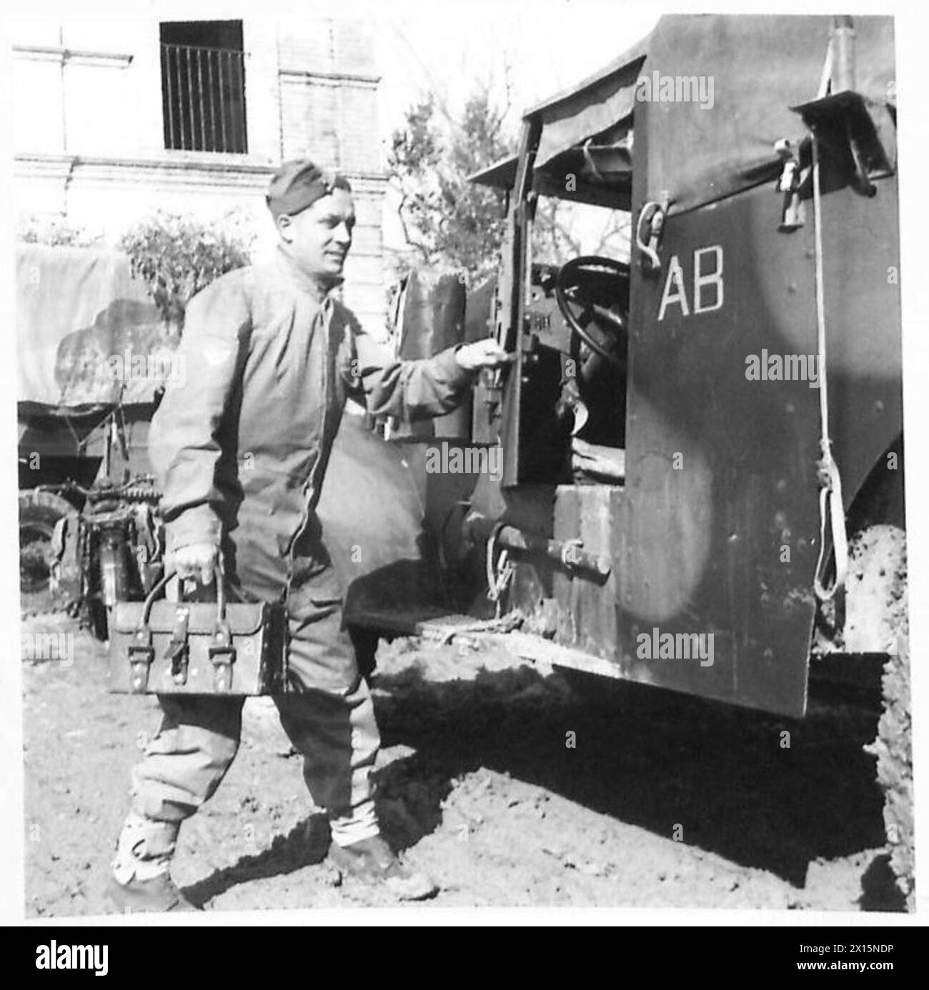 Caporal Hiles, un meccanico di strumenti, ispeziona le apparecchiature wireless in un'auto scout per garantire il corretto funzionamento durante le operazioni dell'esercito britannico. Foto Stock