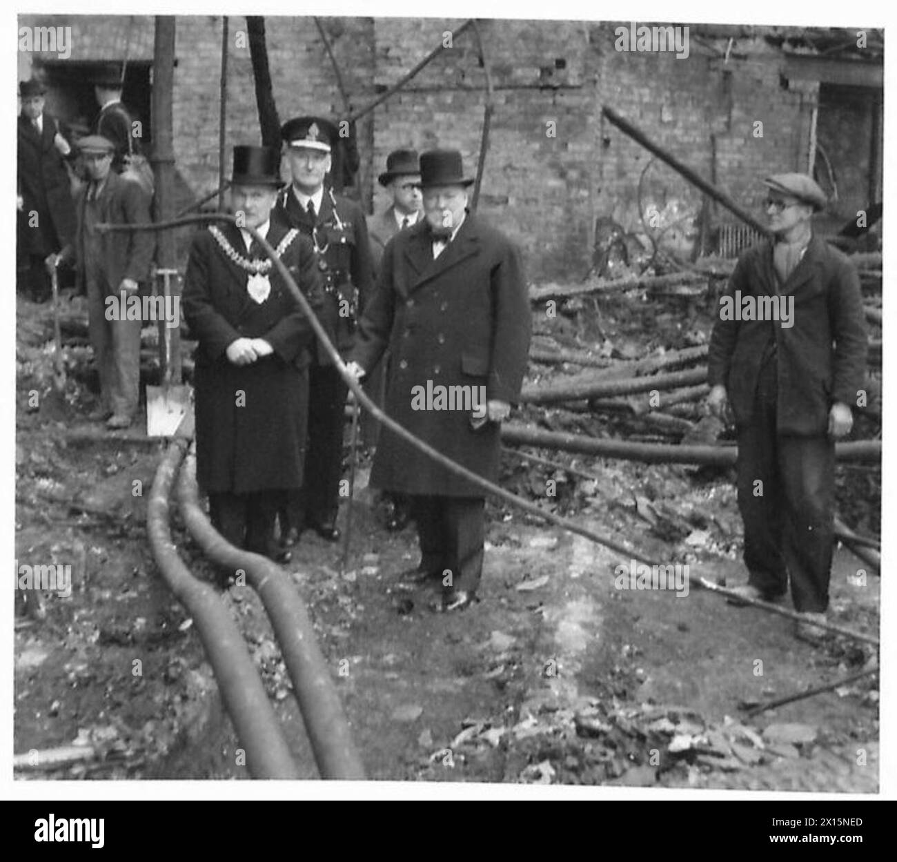 Mr. Churchill è raffigurato nelle rovine della Manchester Free Trade Hall a Lancaster, sede di numerosi discorsi politici. Foto Stock
