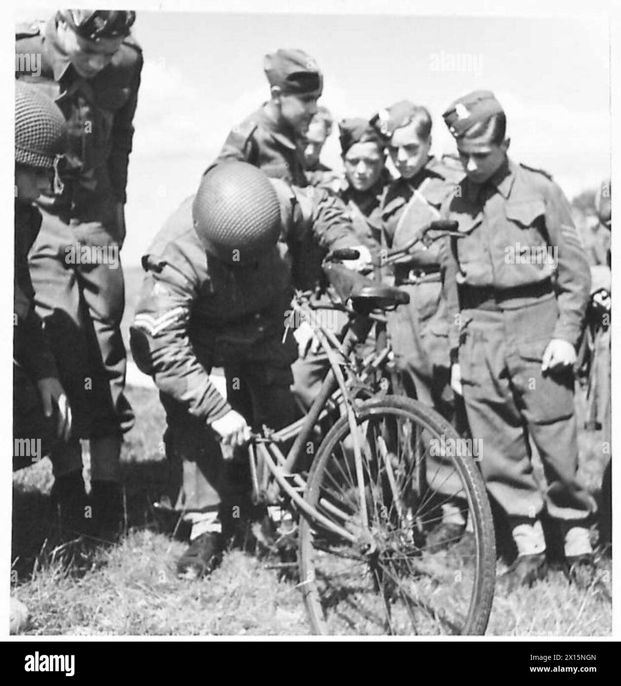 I CADETTI DEL WILTSHIRE ASSISTONO ALLA DIMOSTRAZIONE DELL'ESERCITO - i cadetti guardano con interesse un paracadutismo che mostra una bicicletta pieghevole dell'esercito britannico Foto Stock