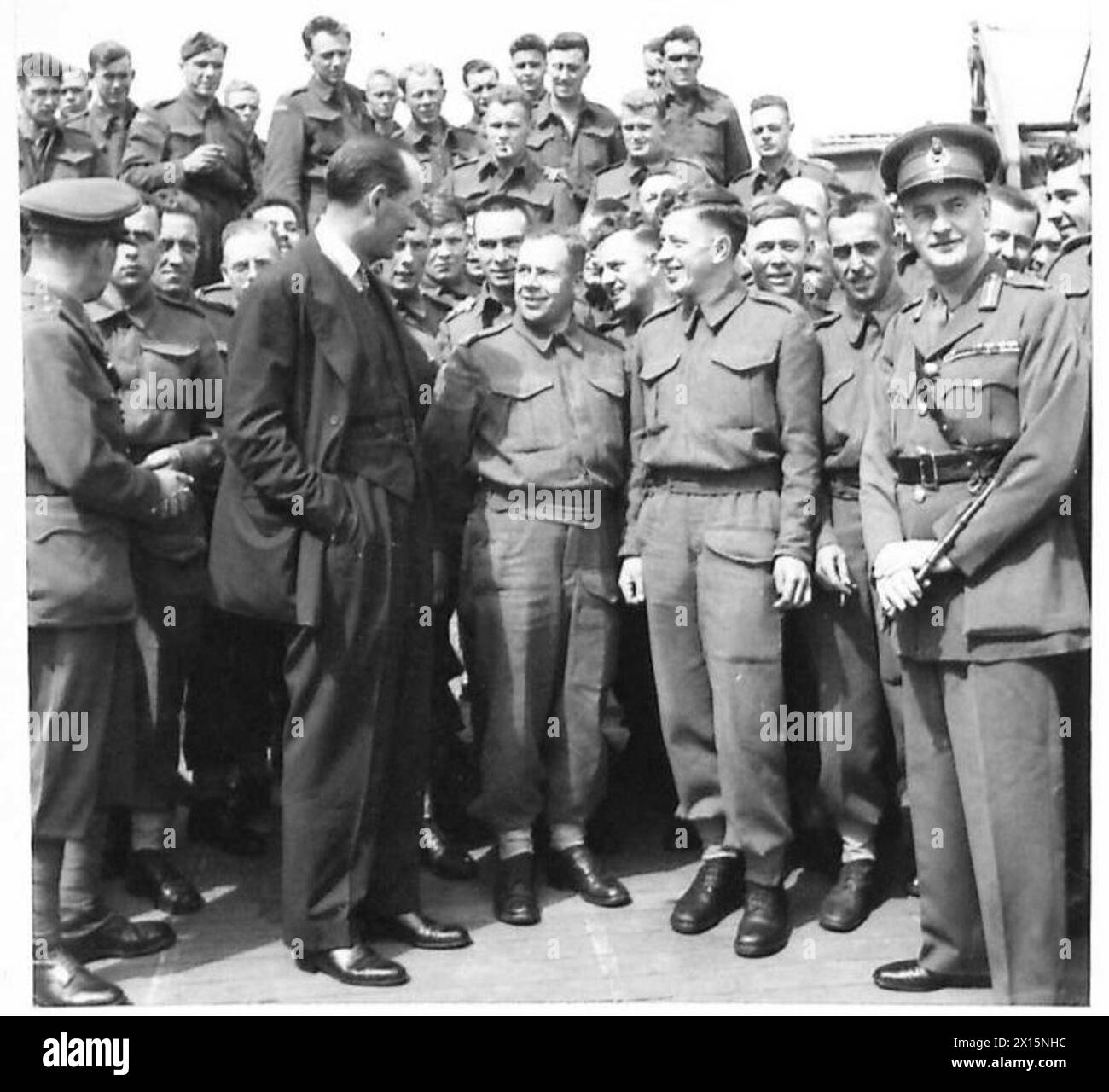 Il capitano Margesson parla con le truppe canadesi a bordo di una nave da trasporto dopo il loro arrivo. Foto Stock