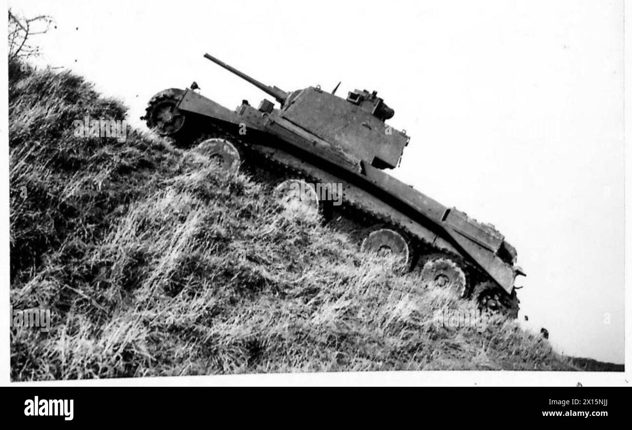 Un carro armato del Royal Armoured Corps sale su una ripida riva come parte degli esercizi di addestramento. Foto Stock