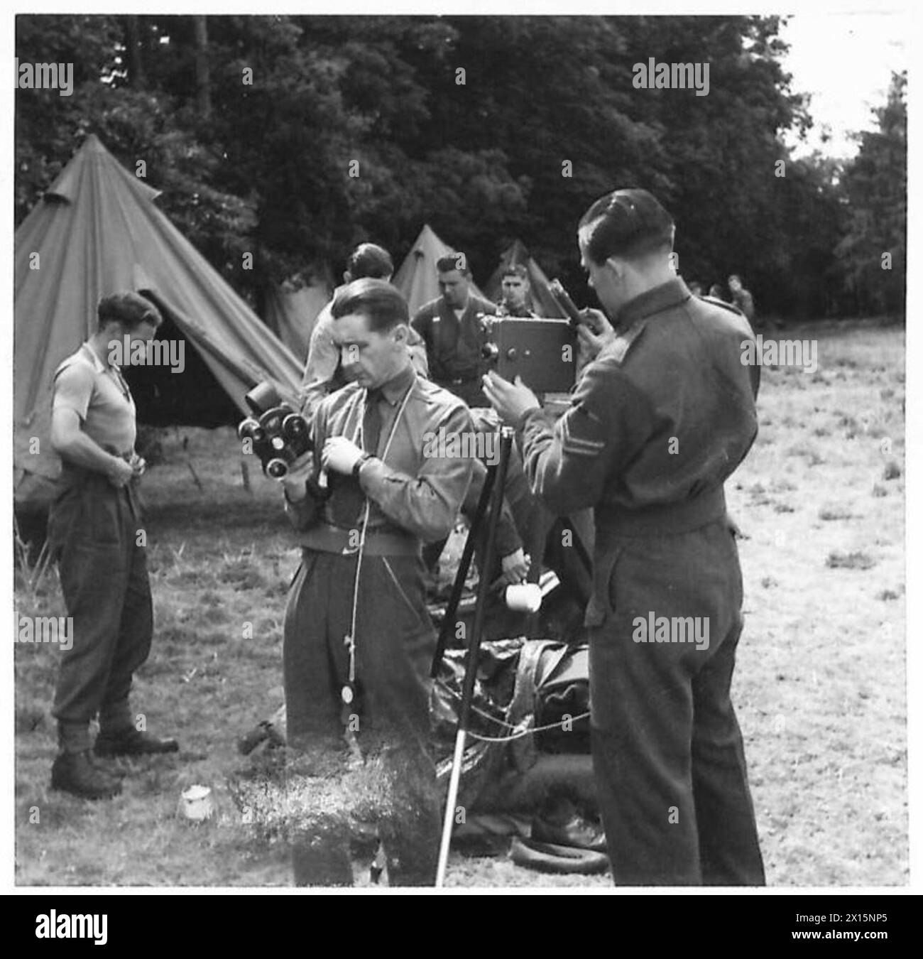 Un capitano dell'esercito dell'Army Film Unit, primo cameraman AFU con la BEF e partecipante alle incursioni Commando a Lofoten e alle Isole Vaagso, lavora ad una nuova produzione a Pinewood, British Army. Foto Stock