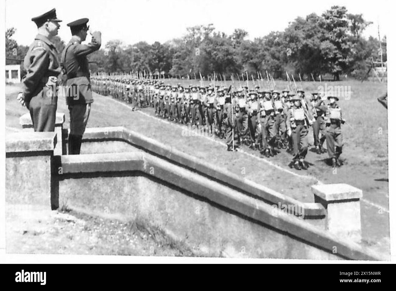 Il re esamina le Grenadier Guards mentre il battaglione marcia oltre durante l'ispezione Foto Stock