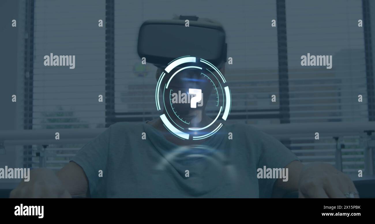 Immagine del conto alla rovescia in cerchio sopra una donna caucasica anziana che gestiva utilizzando il visore vr a casa Foto Stock