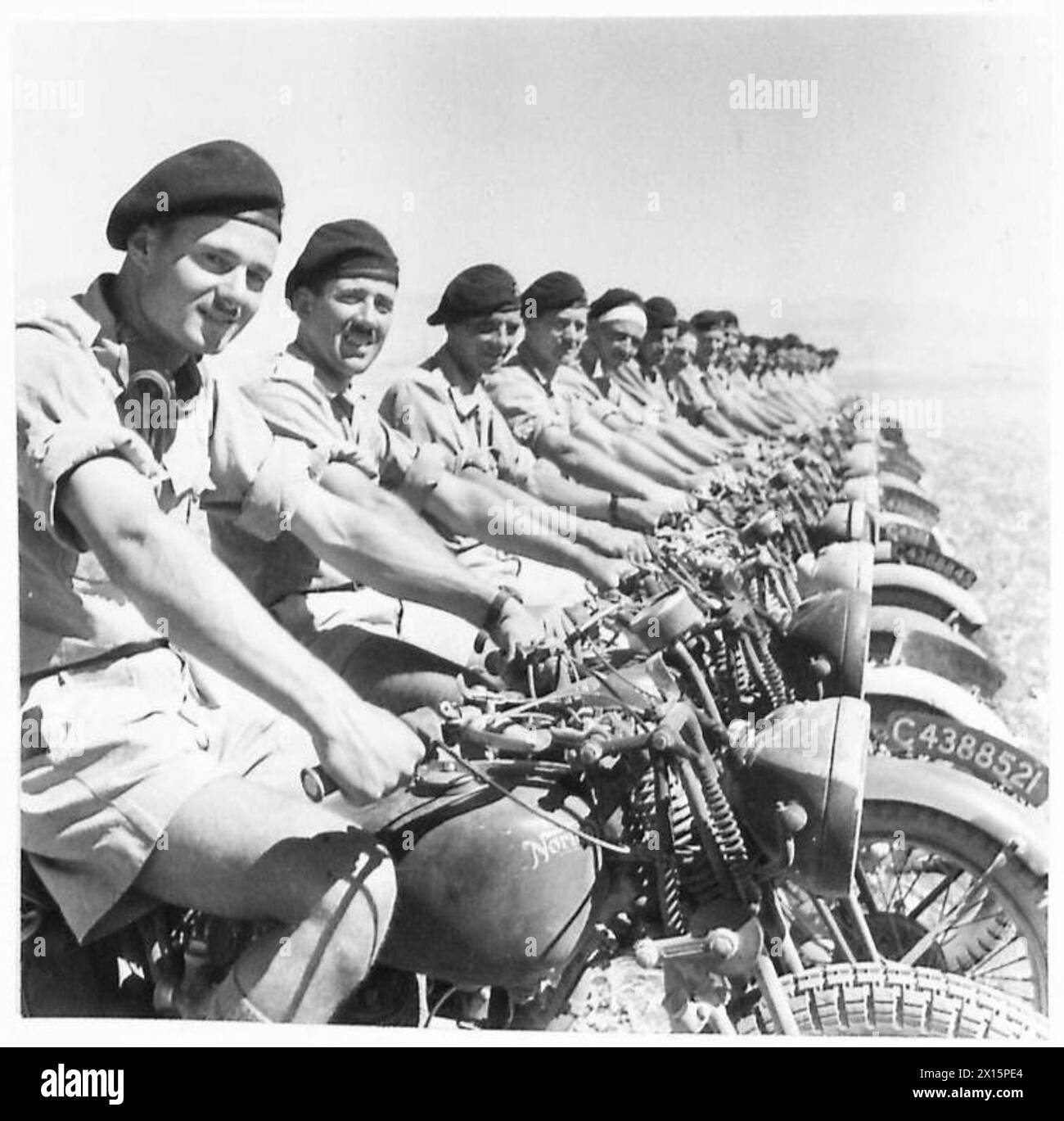 Un distaccamento di motociclisti di un reggimento di cavalleria australiano si allinea, mostrando motociclette militari utilizzate per la ricognizione e la comunicazione rapida. Foto Stock