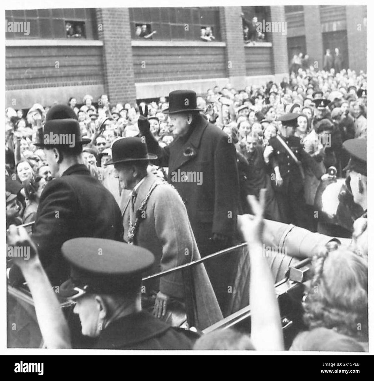 Il primo Ministro gestirà "V for Victory" a una folla fuori da una fabbrica d'acciaio di Sheffield durante il suo tour. Foto Stock
