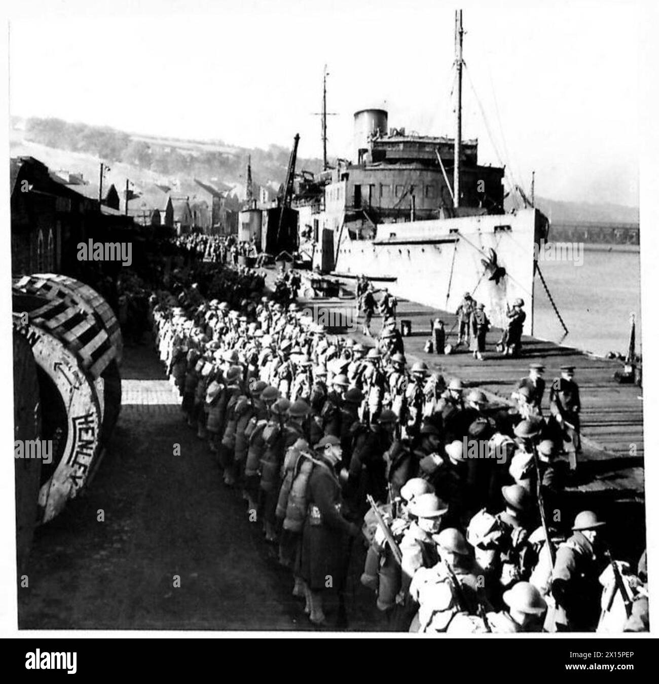 Le truppe AMERICANE si allineano al molo dopo colazione, preparandosi a trasferirsi nei loro quartieri, l'esercito britannico. Foto Stock