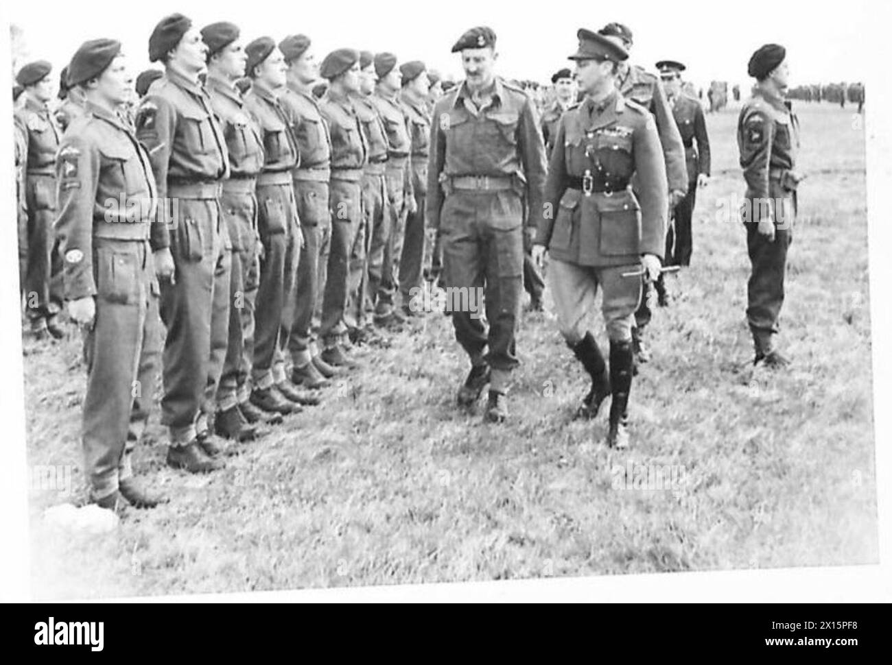 Sua Maestà il Re sta visitando una Divisione aviotrasportata, osservando personale, equipaggiamento e operazioni militari all'interno della Divisione. Foto Stock