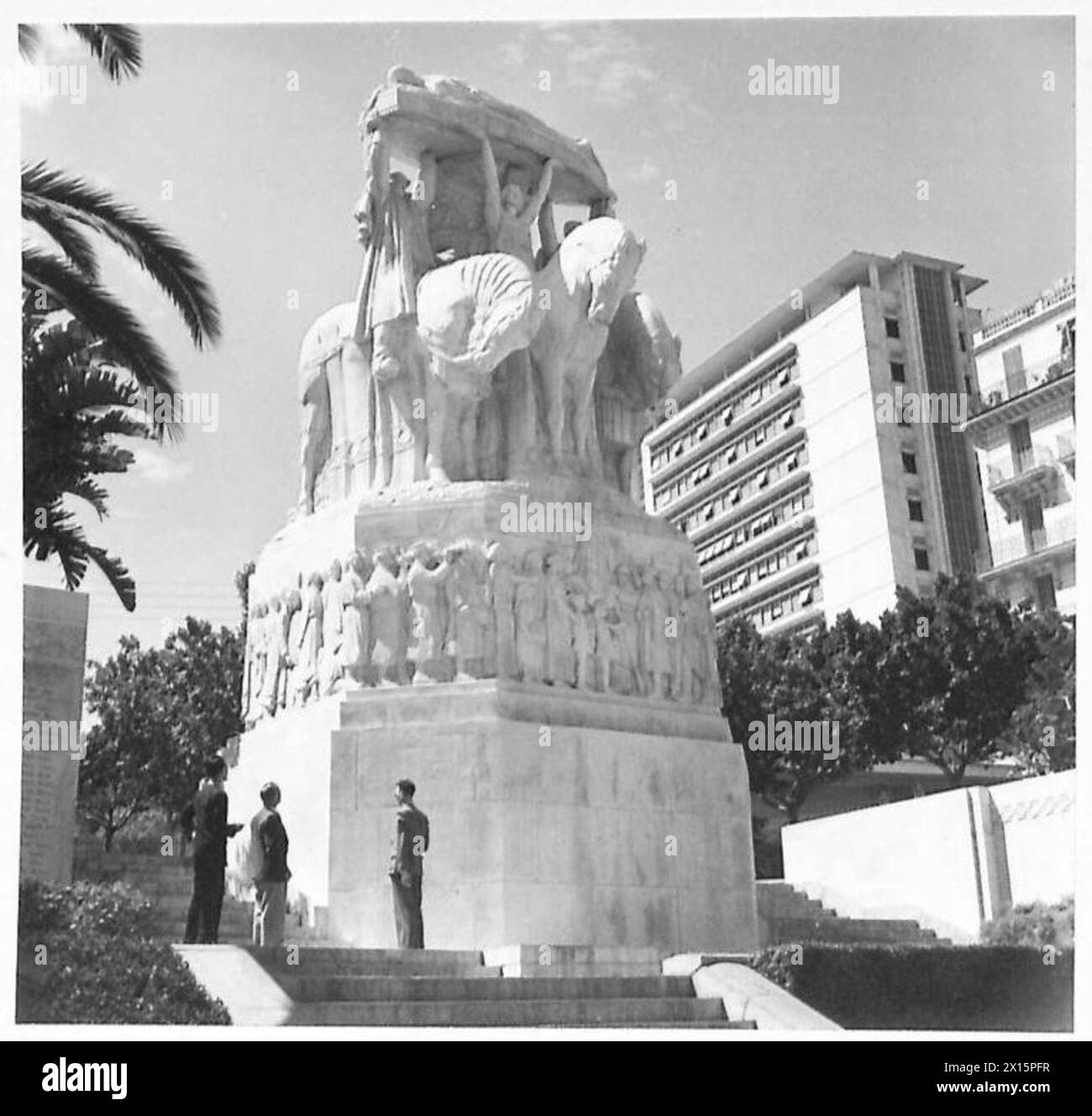 Il personale militare di nome Sparks, Chippy e Fourth visitano un memoriale di guerra, onorando i soldati caduti e commemorando il servizio militare. Foto Stock