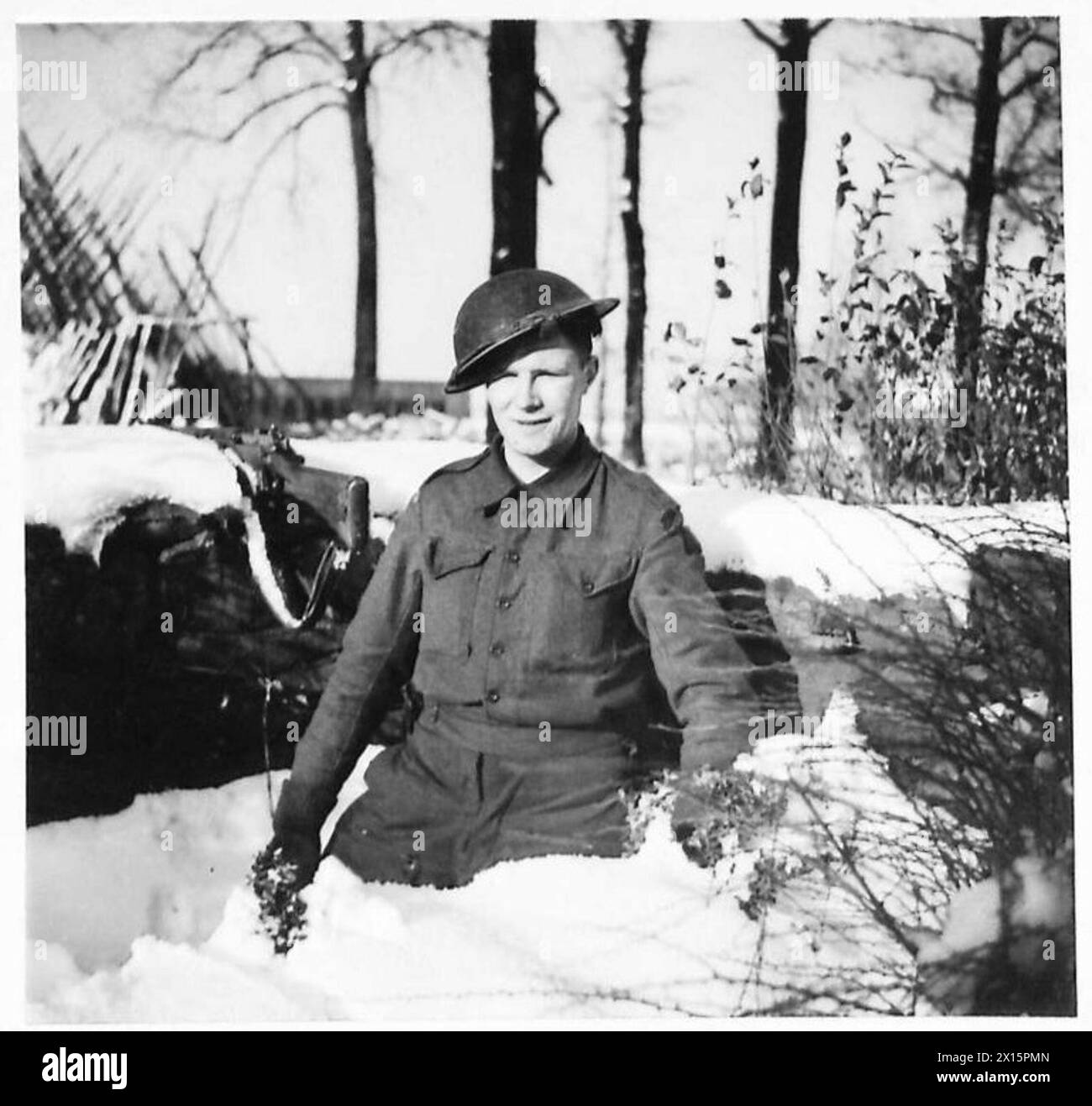 I soldati del D-Day, incluso il Pte. K. Kenchington, attendono il congedo presso la loro unità a Salisbury, British Army, 21st Army Group Foto Stock