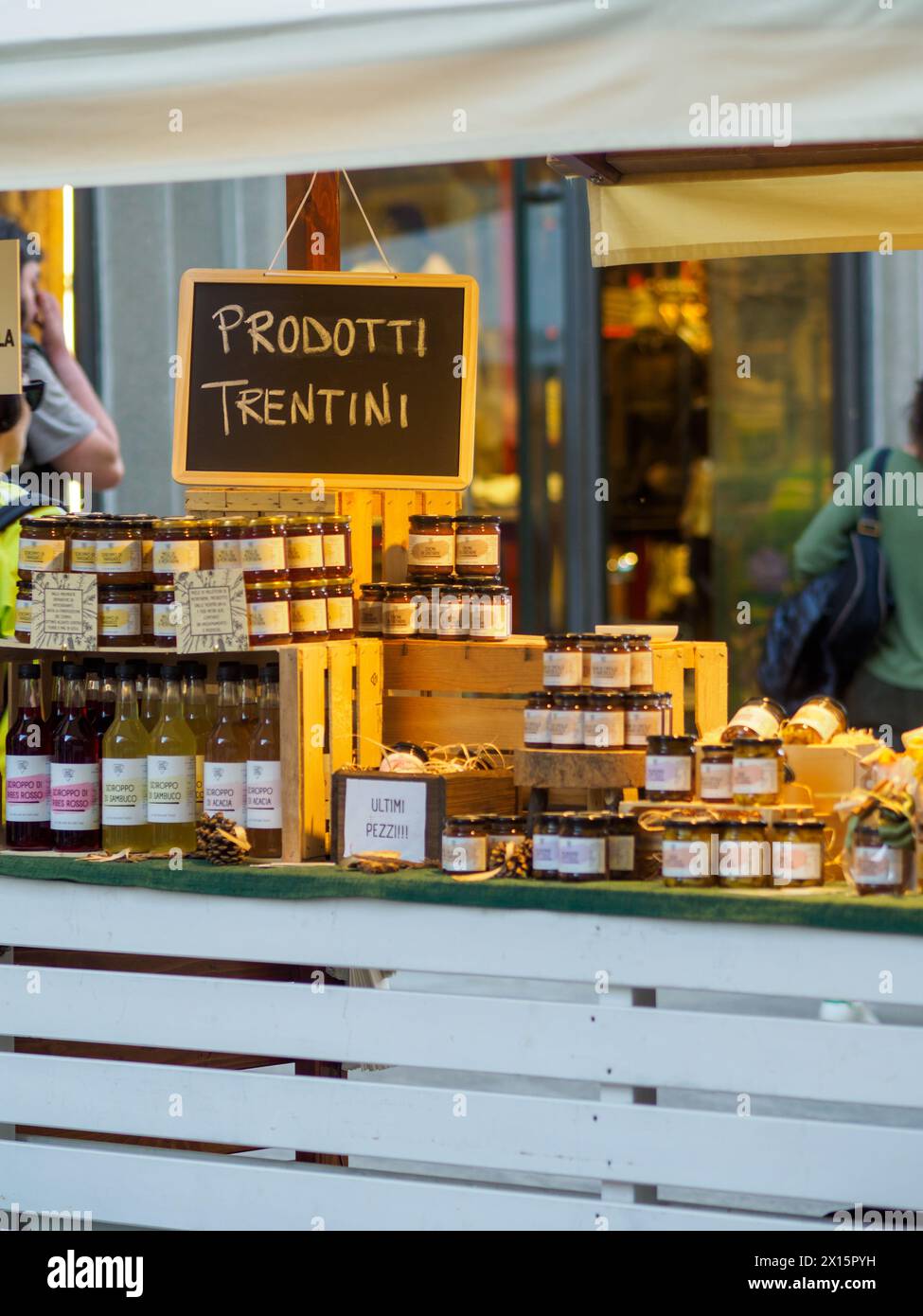 Cremona, Italia - 12 aprile 2024 produttori regionali e specializzati di formaggio italin e venditori di bancarelle in caseificio Street festival in primavera Foto Stock