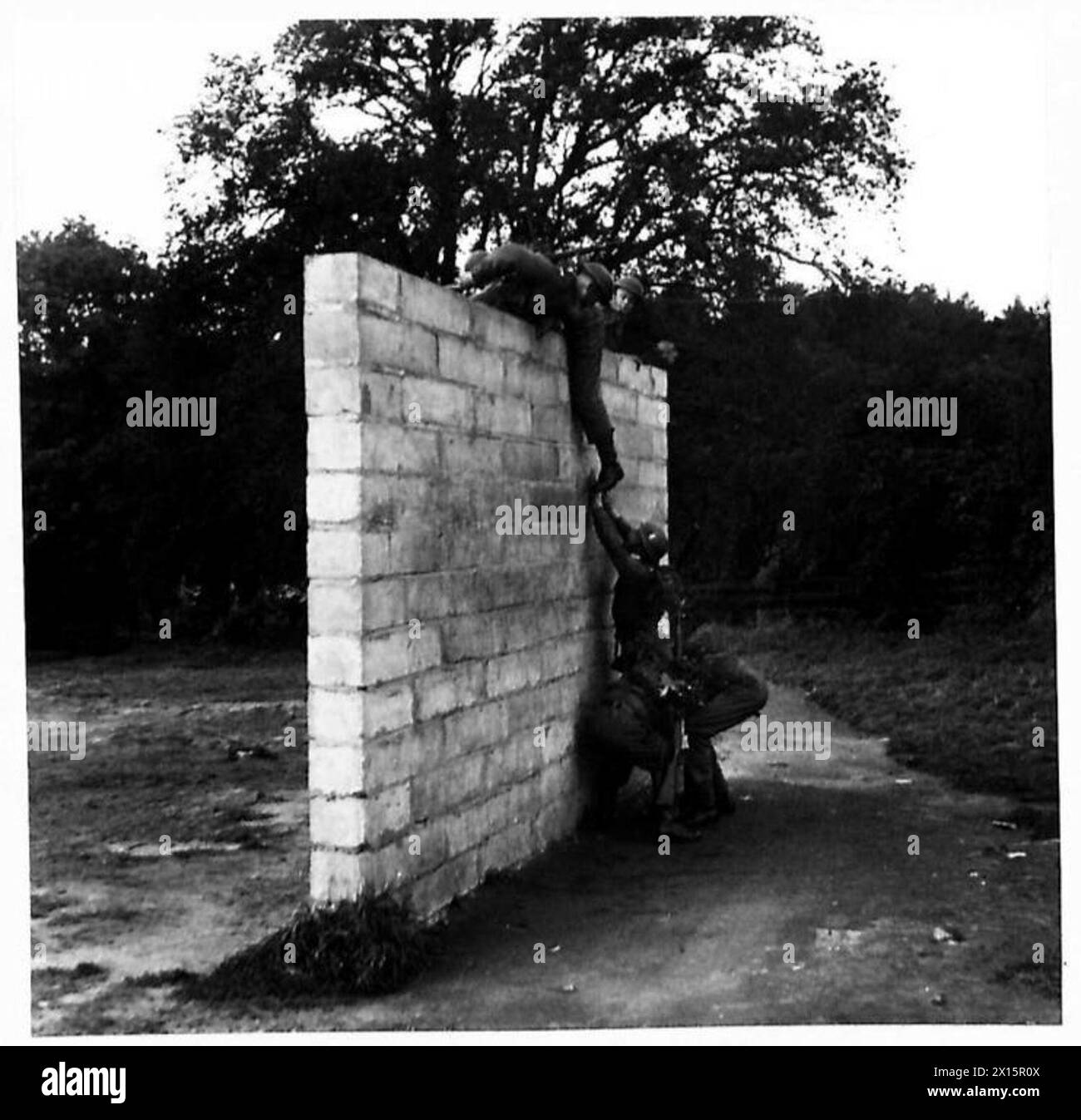 I cadetti del Royal Signals O.C.T.U. si allenano su un percorso ad ostacoli progettato per testare la loro forza, fiducia e determinazione. Foto Stock