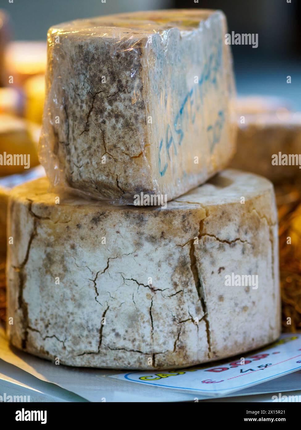 Cremona, Italia - 12 aprile 2024 produttori regionali e specializzati di formaggio italin e venditori di bancarelle in caseificio Street festival in primavera Foto Stock