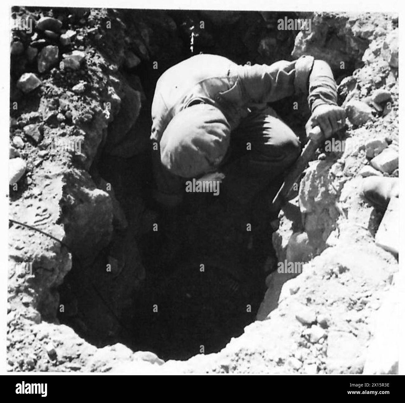 L'avanzata dell'Ottava Armata in Italia interrompe i preparativi per la demolizione nemica, assicurandosi il sito prima che gli esplosivi potessero essere detonati. Foto Stock