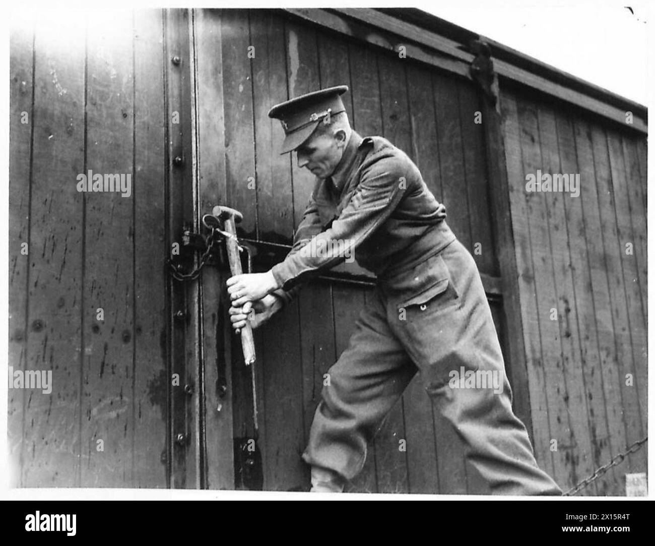 RISO PER LE TRUPPE - Un sergente rompe il fissaggio sul camion per mezzo del quale è stato impedito l'accatastamento e la manomissione della spedizione da parte dell'esercito britannico Foto Stock