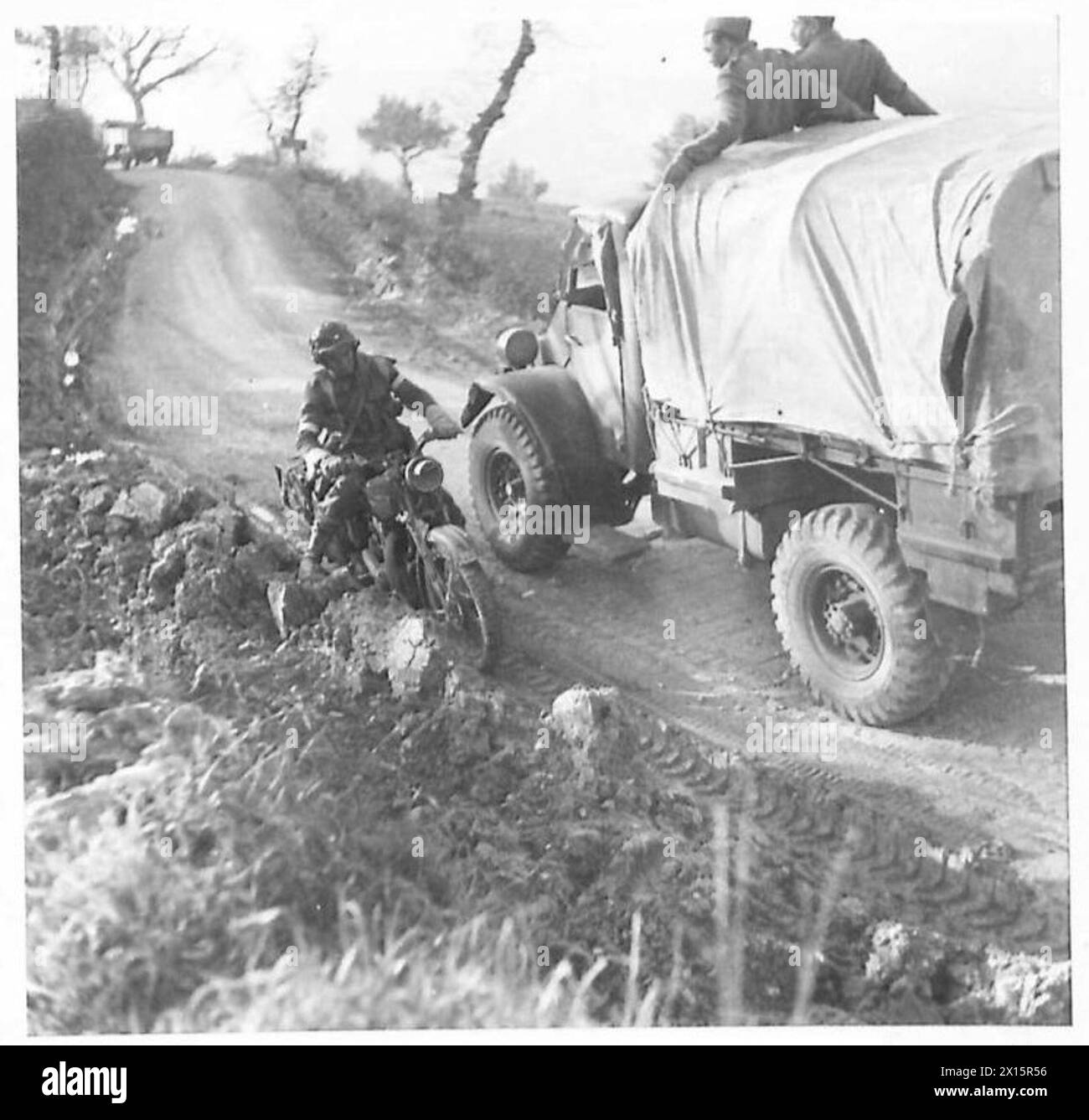 I veicoli D.R.L.S. sono costretti a raggiungere i margini fangosi a causa del traffico pesante in avvicinamento su strade strette mentre consegnano un messaggio per il generale dell'Ottava Armata, British Army. Foto Stock