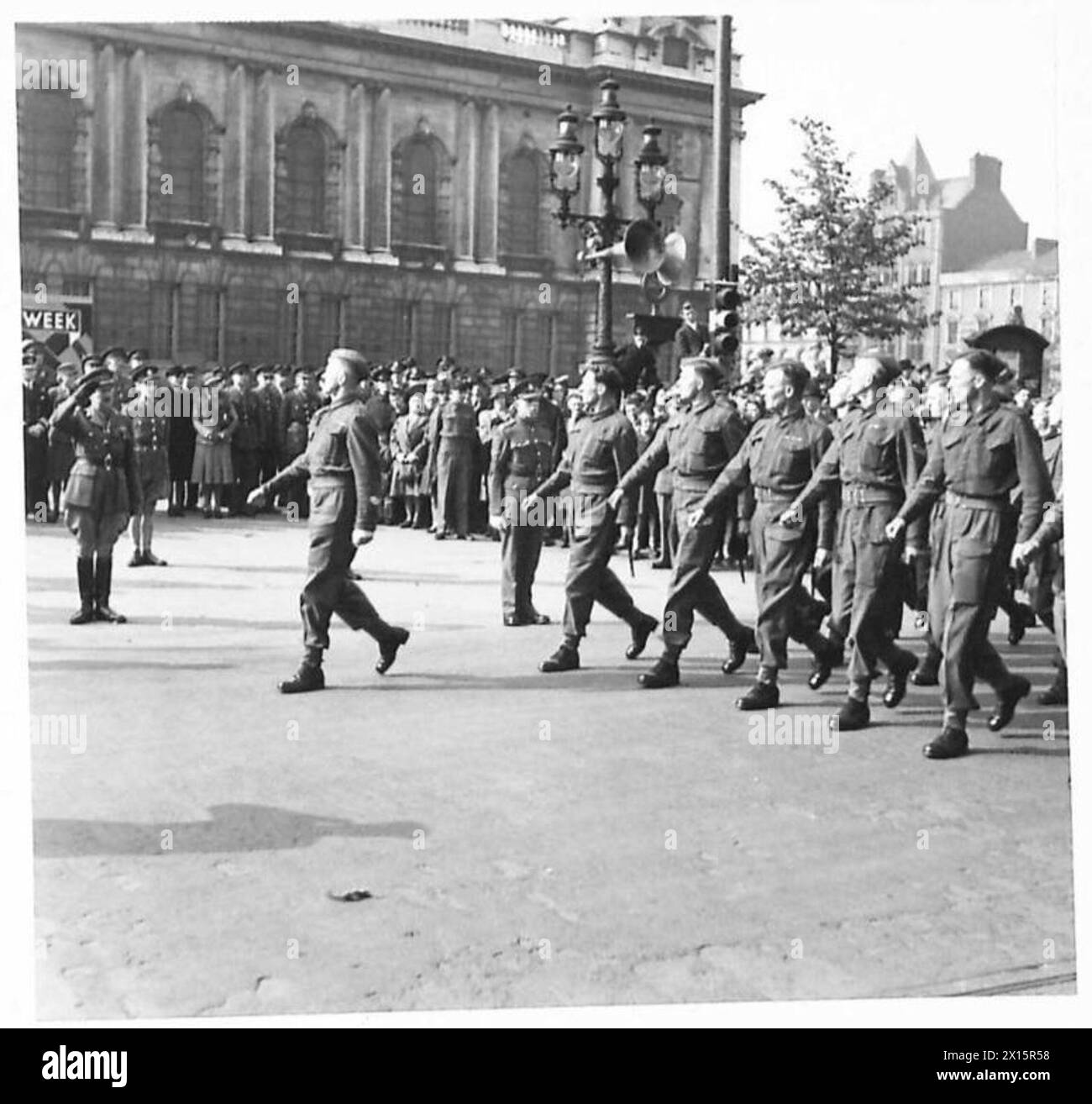 Le truppe di un battaglione dei Royal Ulster Rifles marciano oltre il municipio di Belfast durante una parata della chiesa, dimostrando la disciplina militare cerimoniale. Foto Stock
