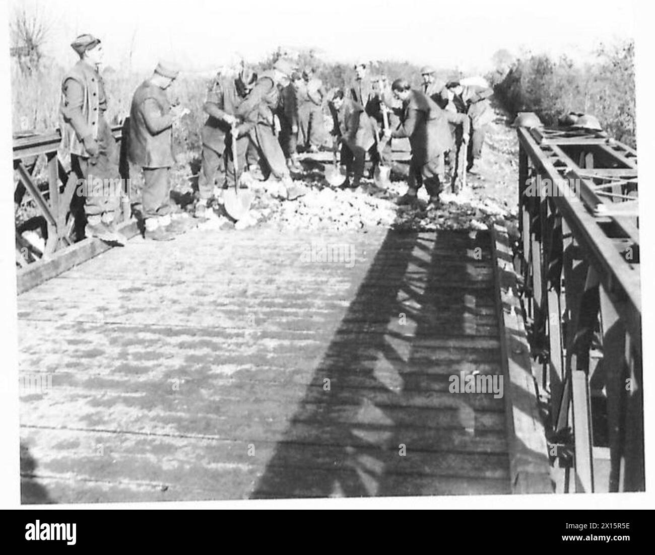 I sappers della 228 Army Field Company convertono un ponte ferroviario danneggiato in una strada durante le operazioni della Quinta Armata sul fiume Garigliano in Italia. Foto Stock