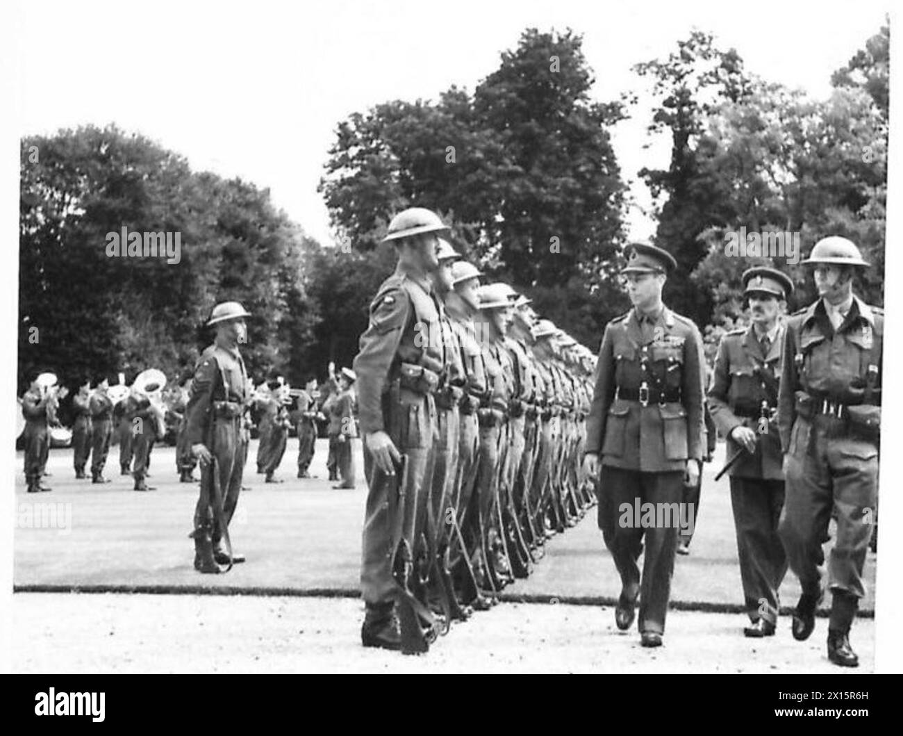 IL RE E LA REGINA VISITANO LE TRUPPE - il re ispeziona una Guardia d'Onore dell'esercito britannico Foto Stock