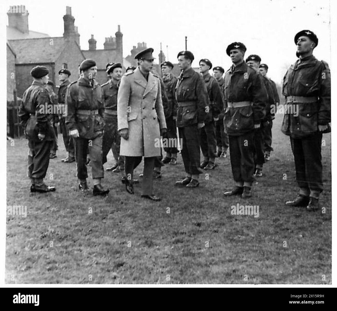 Il re ispeziona i paracadutisti della divisione aviotrasportati durante una visita nel marzo 1944. Foto Stock