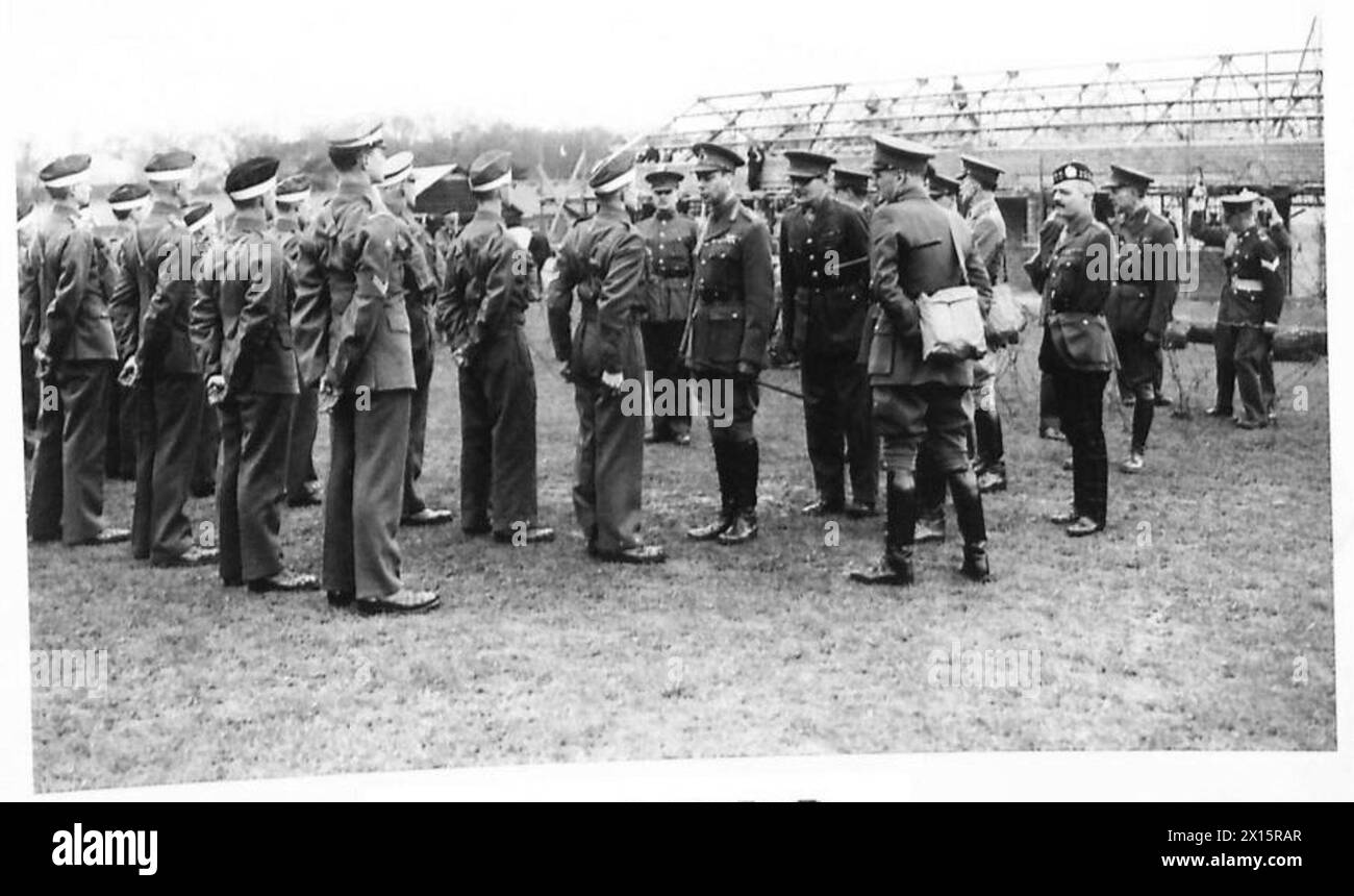 Sua Maesta' visita l'unità O.C.T. di Aldershot Foto Stock