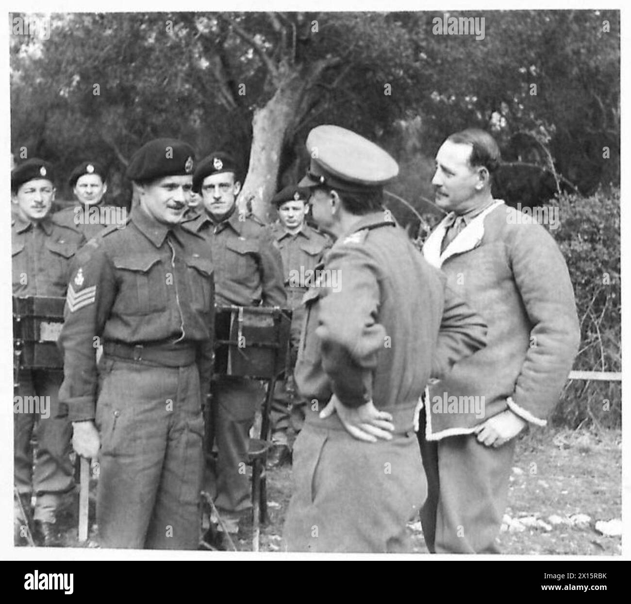 OTTAVA ARMATA : il generale Alexander VISITA TACTICAL H.Q. 8TH ARMY - il generale Alexander e il generale Leese parlano con il sergente P.R. Graham dell'Ontario, Canada, che suonava con la Canadian Armoured Corps Band British Army Foto Stock