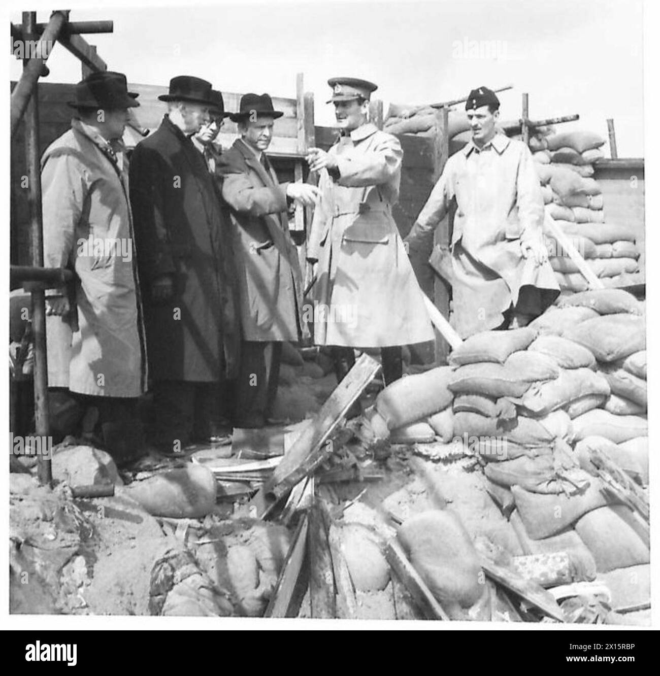 Il tenente generale T.R. Eastwood discute le questioni della difesa costiera con i membri del Parlamento durante un'ispezione. Foto Stock