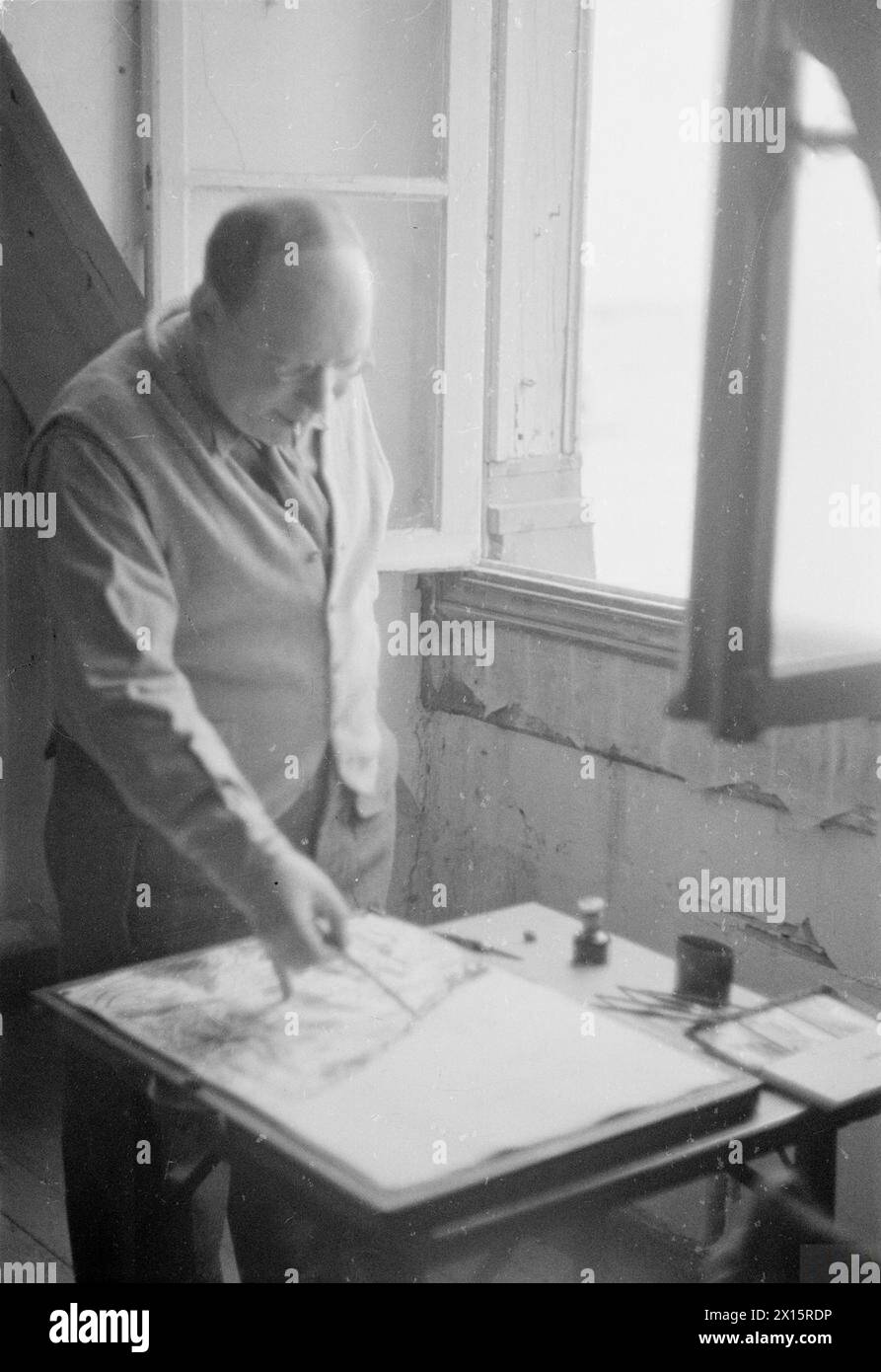 Nel giugno 1944, Barnett Freedman, artista navale ufficiale, ha lavorato in uno studio improvvisato in un porto della Normandia documentando le operazioni navali. Foto Stock Nel giugno 1944, Barnett Freedman, artista navale ufficiale, ha lavorato in uno studio improvvisato in un porto della Normandia documentando le operazioni navali. Foto Stock
