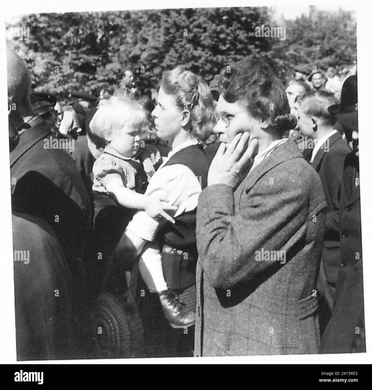 Il pubblico di Lüneburg, in Germania, ascoltò l'annuncio della resa della Germania nel maggio 1945. Foto Stock