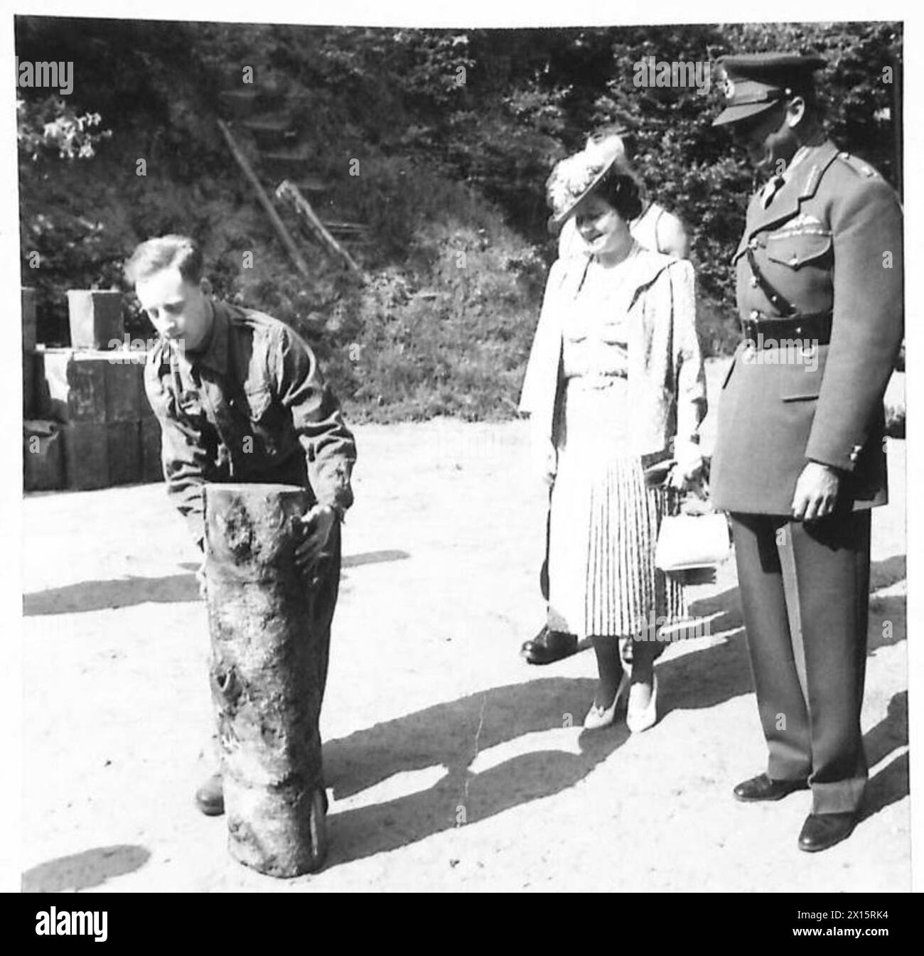 Sua Maestà osserva un cadetto che dimostra tecniche di sollevamento pesi durante una visita a Sandhurst. Foto Stock