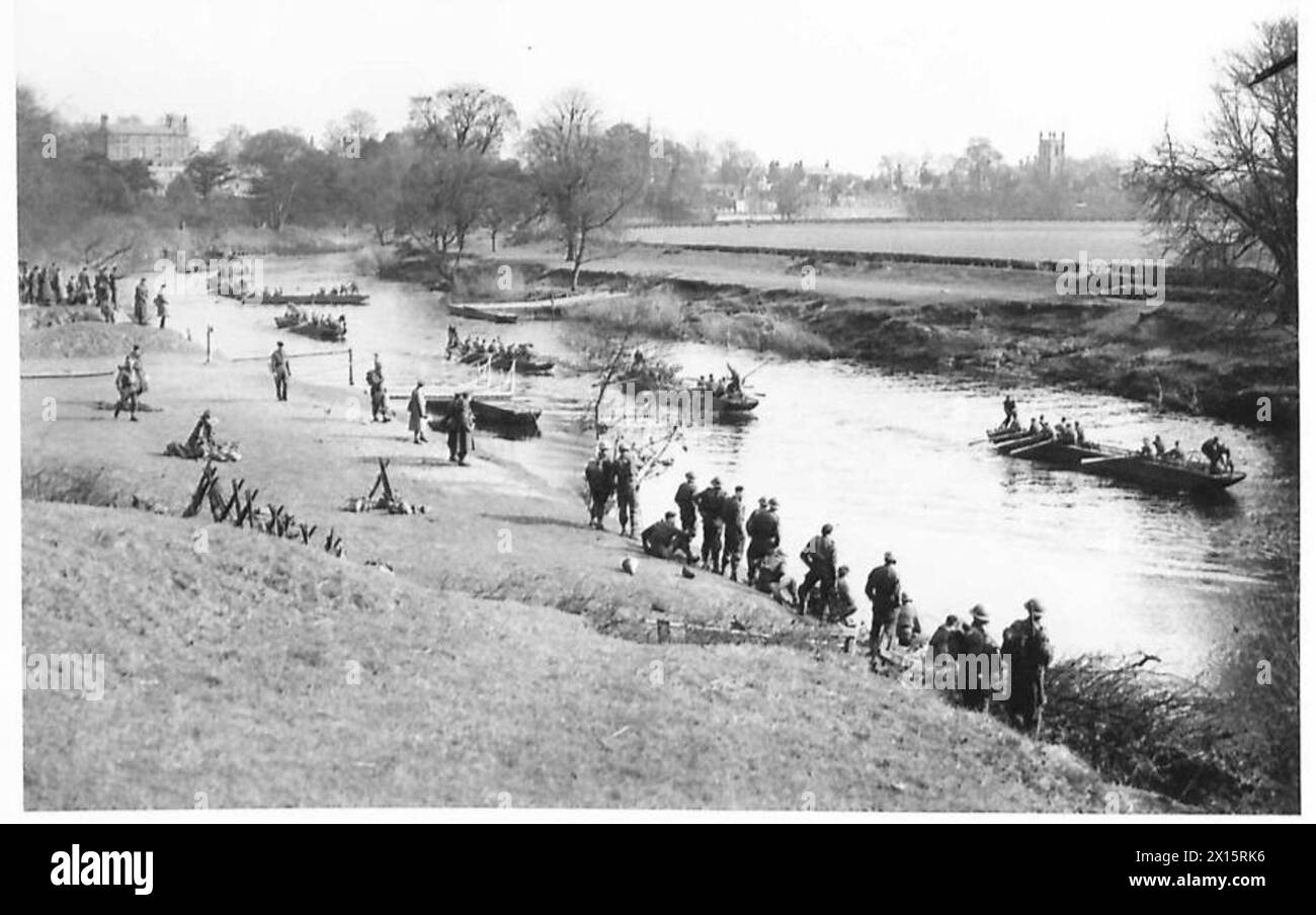 Il personale dell'esercito britannico partecipa a una gara di salto in pontone intersezione durante una dimostrazione al Northern Command. Foto Stock