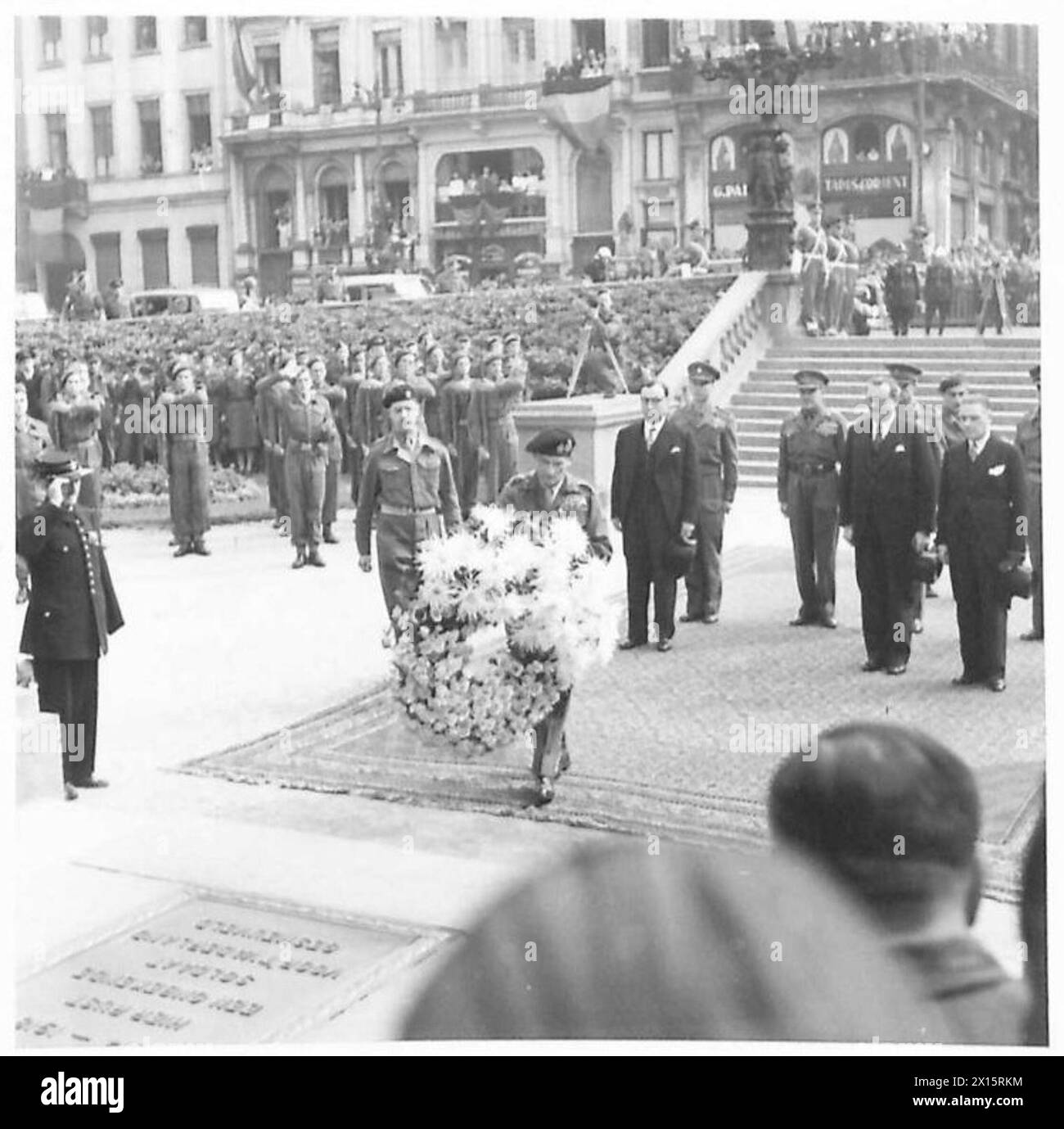 Il feldmaresciallo Bernard Montgomery visita Bruxelles, posa una corona sulla tomba del Guerriero sconosciuto durante la sua visita ufficiale di due giorni in rappresentanza dell'esercito britannico del Reno. Foto Stock
