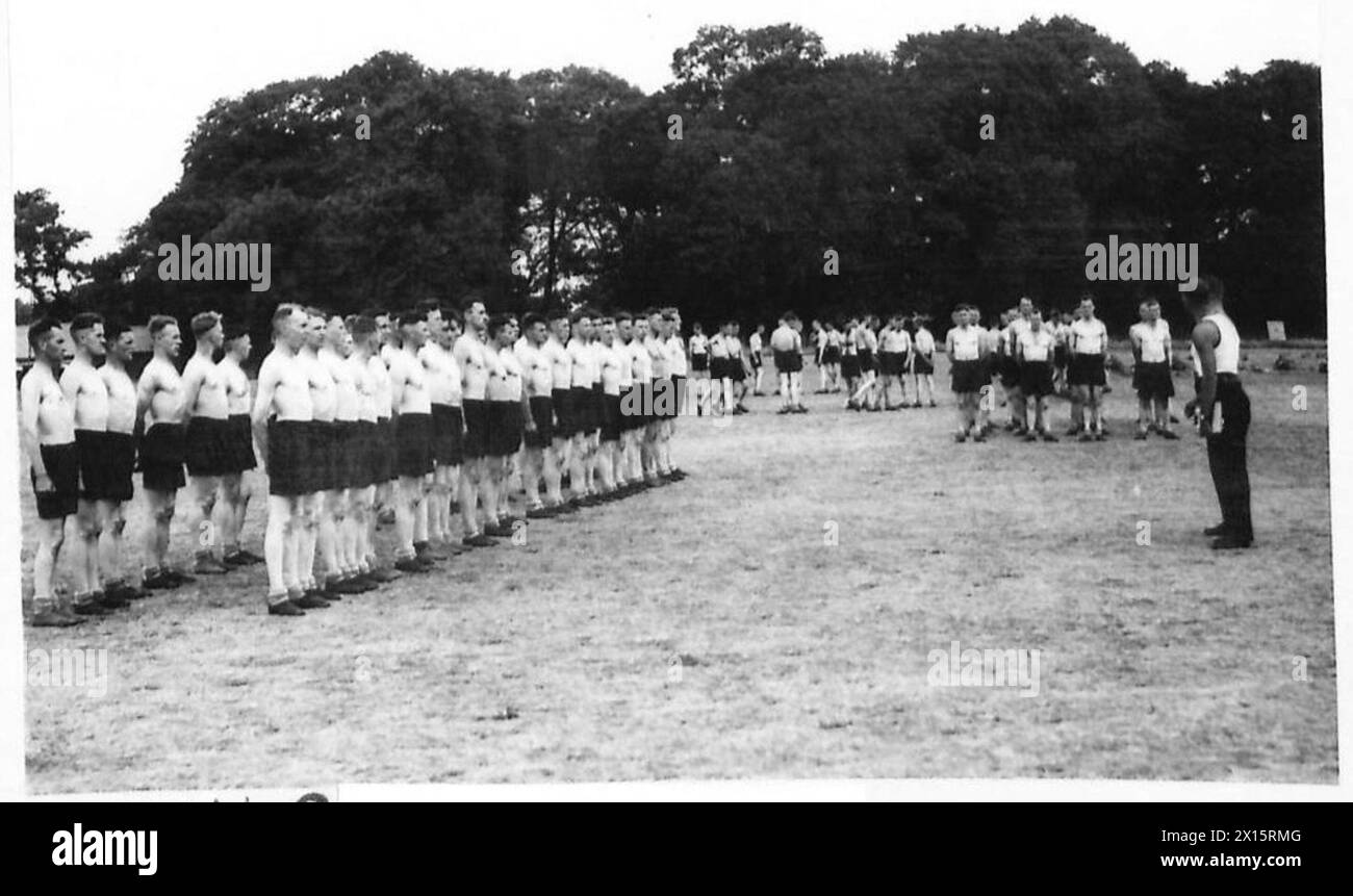 Le reclute dell'esercito britannico eseguono esercitazioni di massa come parte del loro programma di addestramento di base. Foto Stock