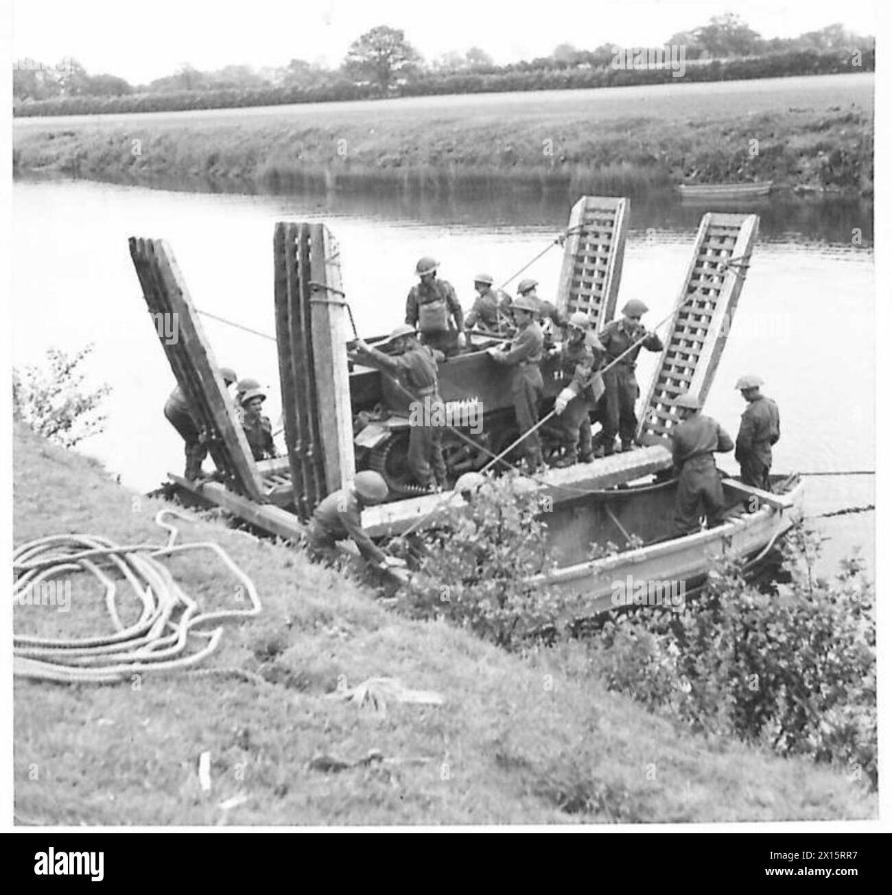 Le portaerei Bren vengono trasportate attraverso un fiume usando due barche d'assalto attaccate insieme. I sappers gestiscono la rampa e garantiscono un attraversamento sicuro durante le operazioni dell'esercito britannico. Foto Stock