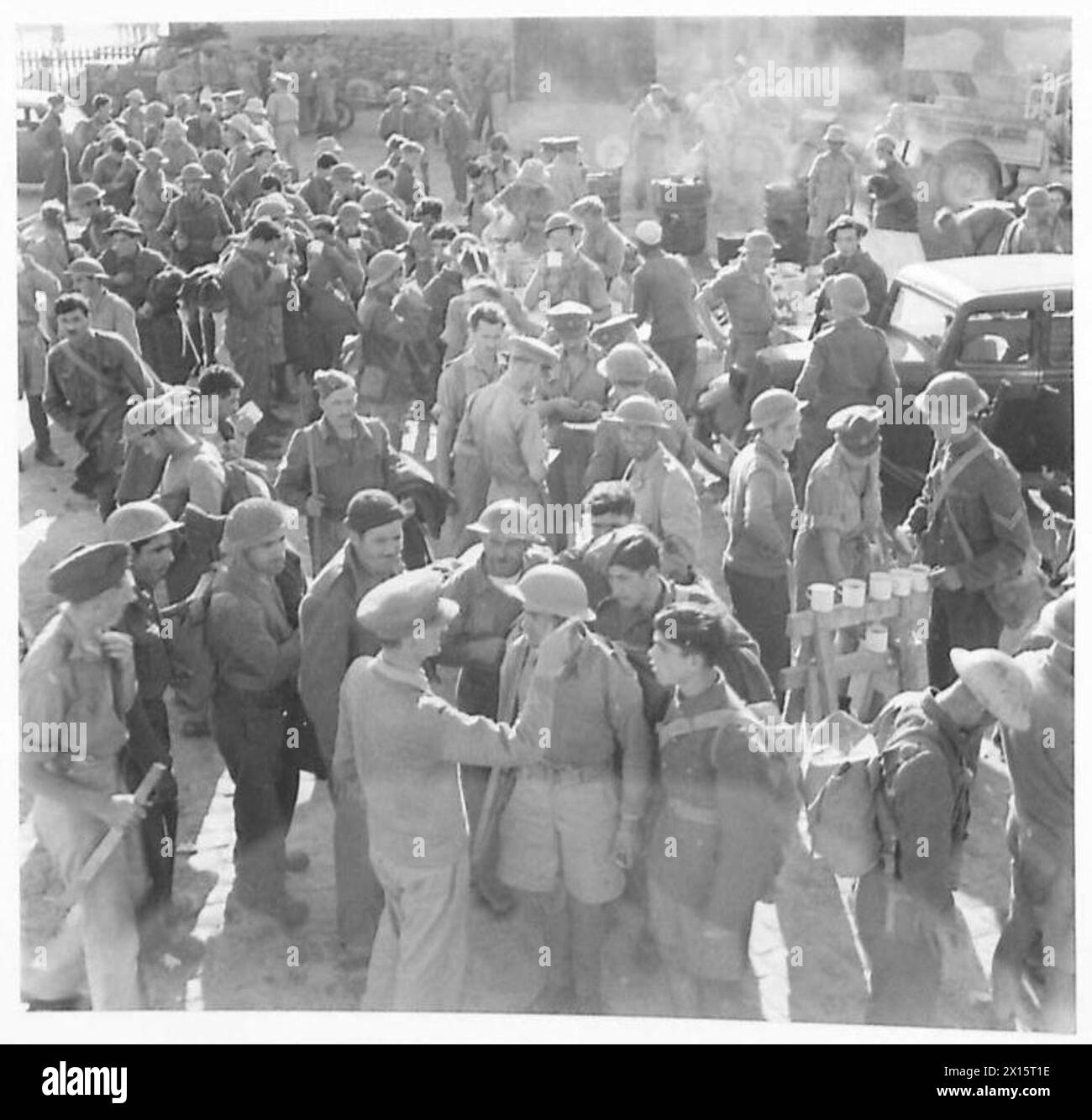 Le truppe britanniche arrivano in Egitto da Creta e vengono fornite di tè e sigarette sulla banchina al momento dello sbarco. Foto Stock