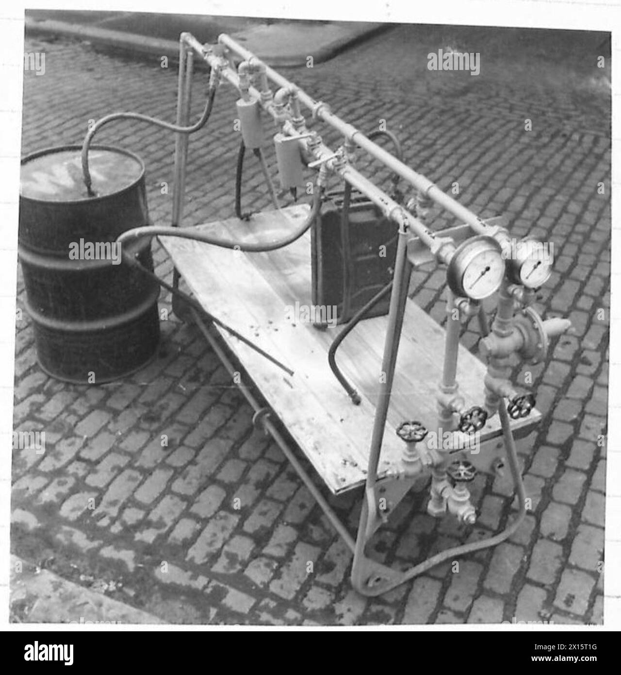 Viene mostrata una vista generale della macchina documentata per la serie S.T.2.d, supervisionata dal personale dell'esercito britannico. Foto Stock