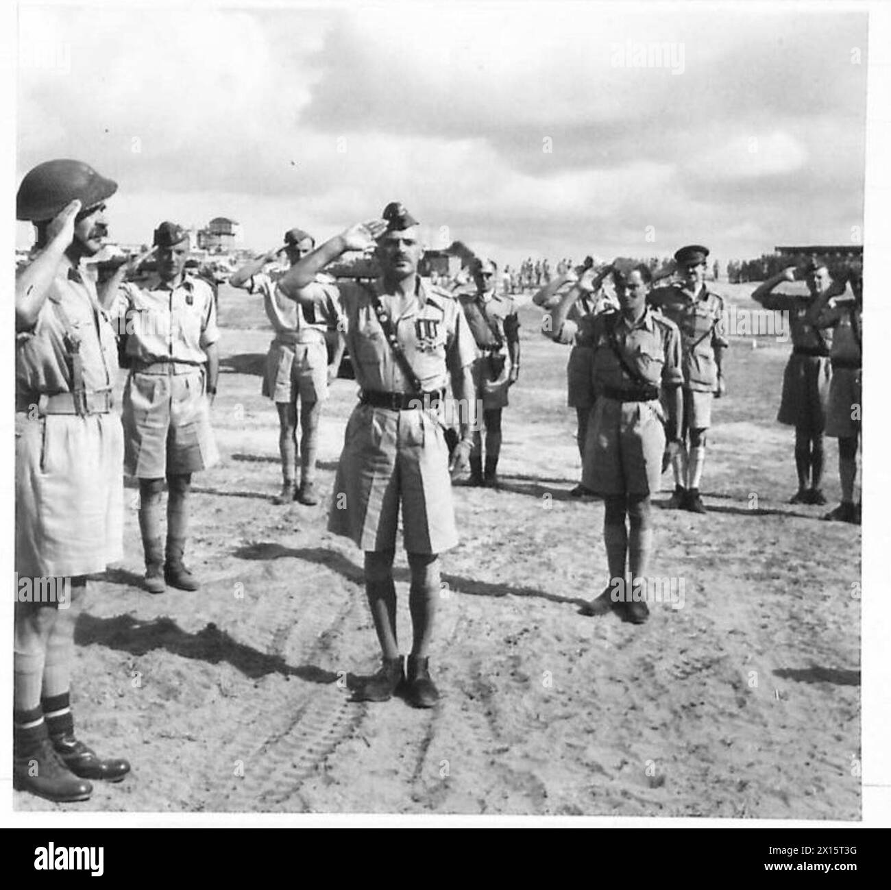 Il generale Władysław Anders è al centro dell'attenzione durante l'esecuzione dell'inno nazionale polacco in occasione del 25 anniversario della cerimonia del giorno dell'indipendenza della Polonia a Gaza, in Palestina, 1942-1943. Foto Stock