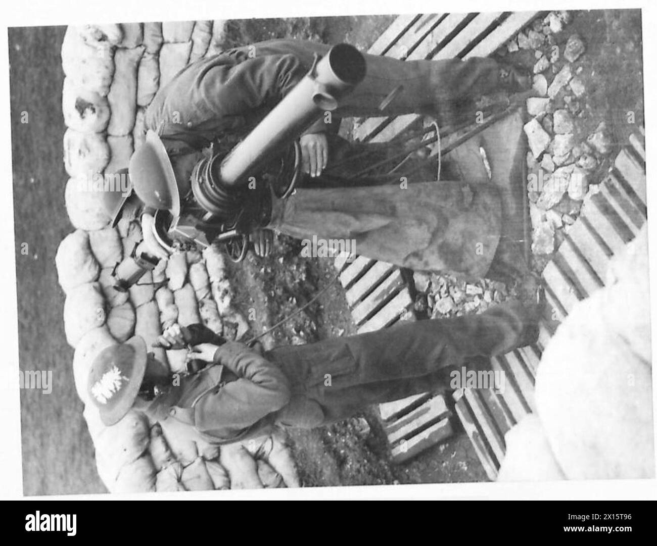 Una batteria antiaerea utilizza un mirino per trasmettere l'altezza degli aerei nemici allo strato di cannone. Foto Stock