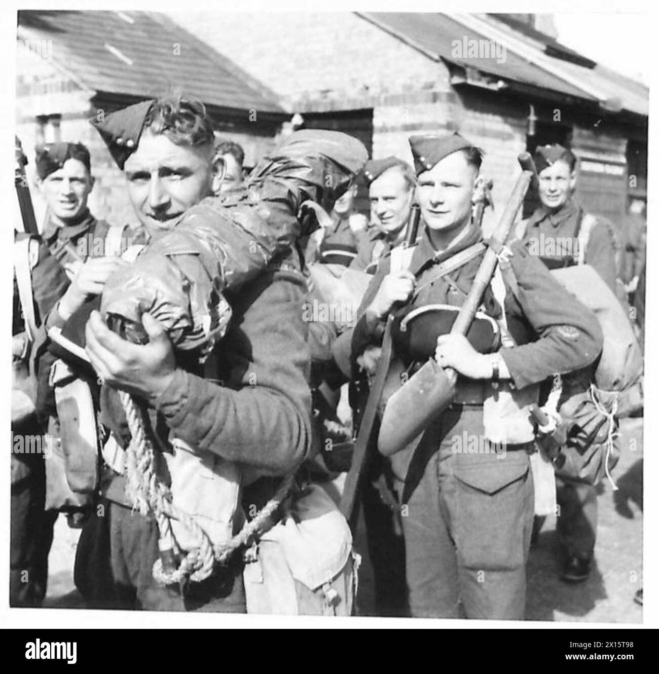 Gli uomini di un battaglione delle Coldstream Guards attendono di imbarcarsi su Assault Landing Craft durante un'esercitazione combinata dell'esercito britannico. Foto Stock